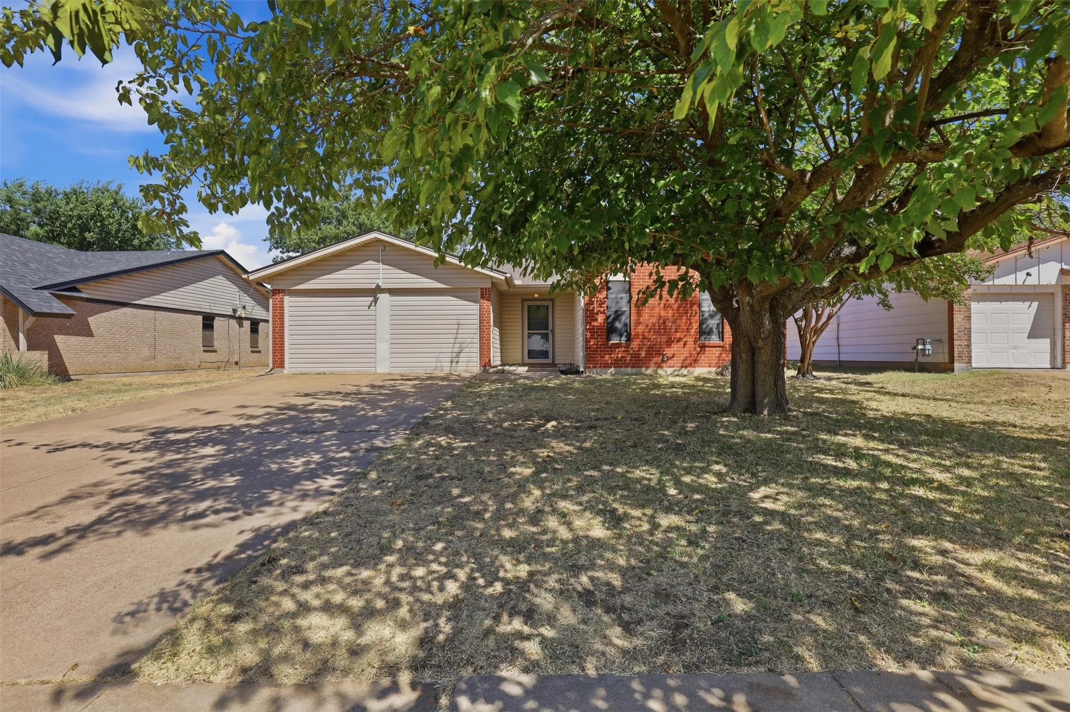 Single Family Residence For Sale in Johnson County , 1420 Laurel Lane, Cleburne, Texas 76033, 4 Bedroom, 3 Bathroom, Garage spaces, 1,724 Sqft, built in 1973, mls#21330888, Real Estate Agent in Cleburne, Homes For Sale in Johnson county, Homes For Sale in Cleburne, Realtor in Cleburne Texas, Real Estate Brokerage Independent Realty Texas, Luminita Cordes Realtor