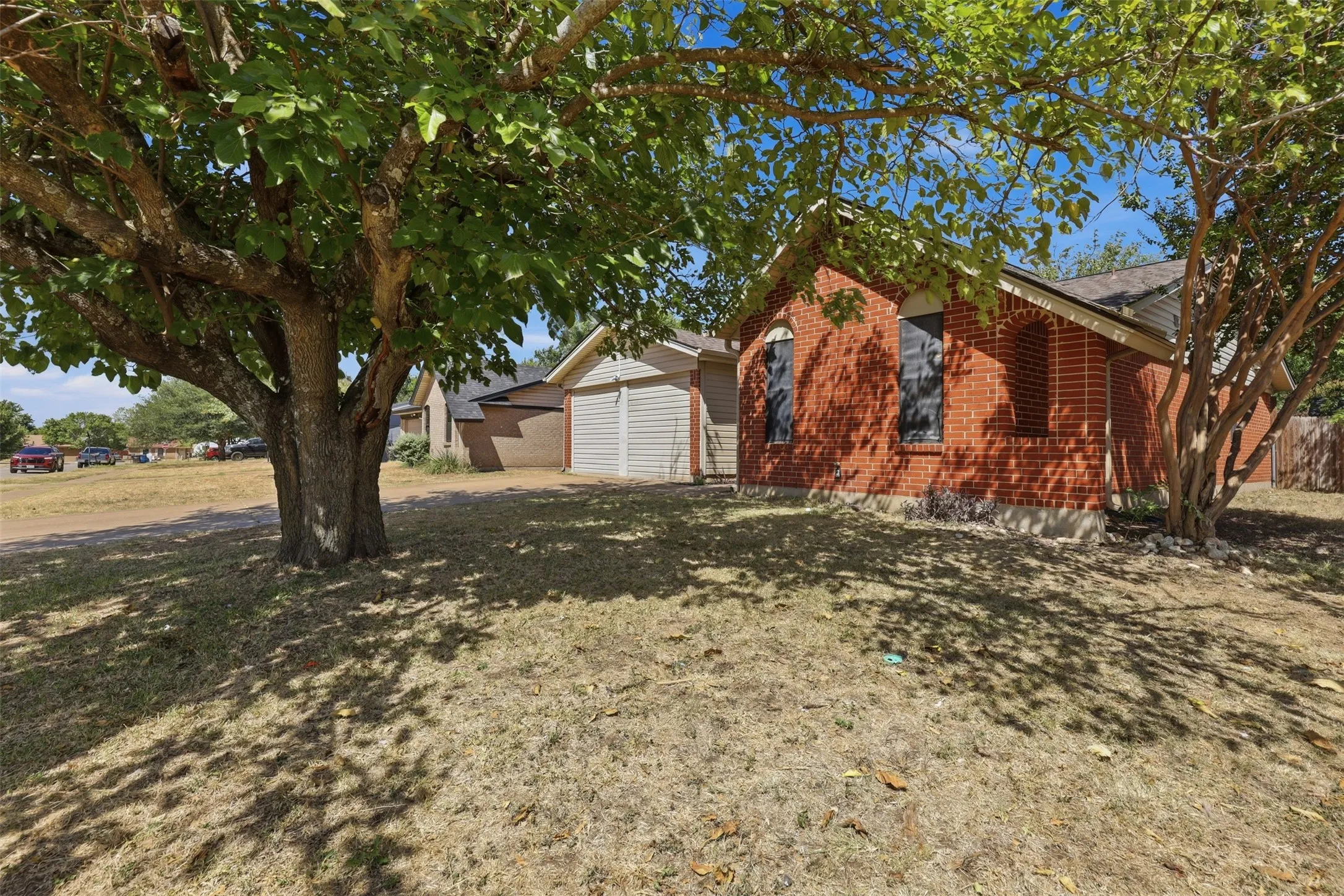 Single Family Residence For Sale in Johnson County , 1420 Laurel Lane, Cleburne, Texas 76033, 4 Bedroom, 3 Bathroom, Garage spaces, 1,724 Sqft, built in 1973, mls#21330888, Real Estate Agent in Cleburne, Homes For Sale in Johnson county, Homes For Sale in Cleburne, Realtor in Cleburne Texas, Real Estate Brokerage Independent Realty Texas, Luminita Cordes Realtor