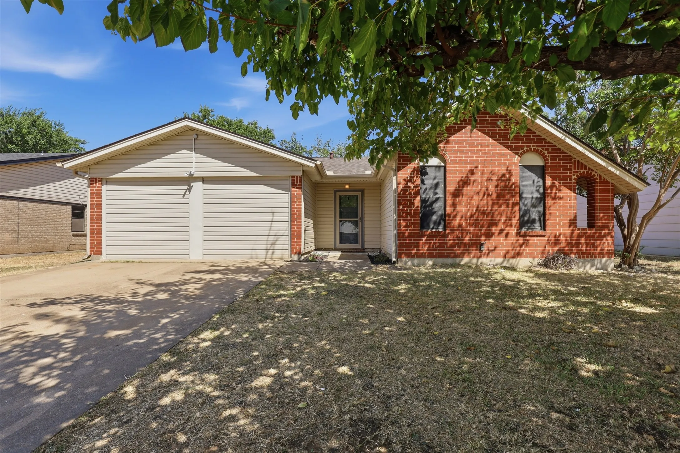 Single Family Residence For Sale in Johnson County , 1420 Laurel Lane, Cleburne, Texas 76033, 4 Bedroom, 3 Bathroom, Garage spaces, 1,724 Sqft, built in 1973, mls#21330888, Real Estate Agent in Cleburne, Homes For Sale in Johnson county, Homes For Sale in Cleburne, Realtor in Cleburne Texas, Real Estate Brokerage Independent Realty Texas, Luminita Cordes Realtor