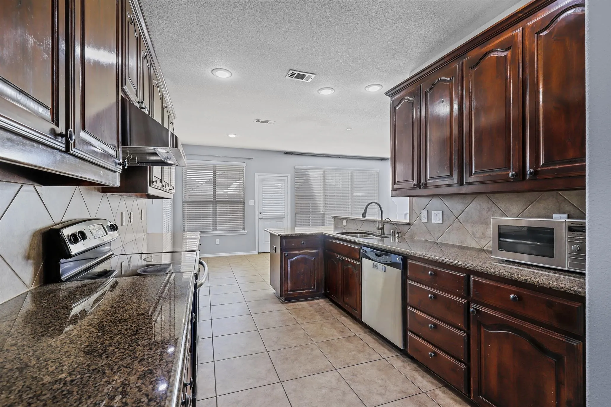Single Family Residence For Rent in Tarrant County , 13229 Larks View Point, Fort Worth, Texas 76244, 4 Bedroom, 3 Bathroom, 2 Garage spaces, 2,439 Sqft, built in 2012, mls#21334124, Real Estate Agent in Fort Worth, Homes For Rent in Tarrant county, Homes For Rent in Fort Worth, Realtor in Fort Worth Texas, Real Estate Brokerage Independent Realty Texas, Luminita Cordes Realtor