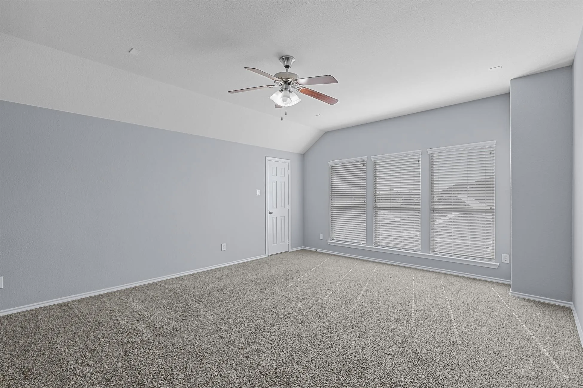 Single Family Residence For Rent in Tarrant County , 13229 Larks View Point, Fort Worth, Texas 76244, 4 Bedroom, 3 Bathroom, 2 Garage spaces, 2,439 Sqft, built in 2012, mls#21334124, Real Estate Agent in Fort Worth, Homes For Rent in Tarrant county, Homes For Rent in Fort Worth, Realtor in Fort Worth Texas, Real Estate Brokerage Independent Realty Texas, Luminita Cordes Realtor