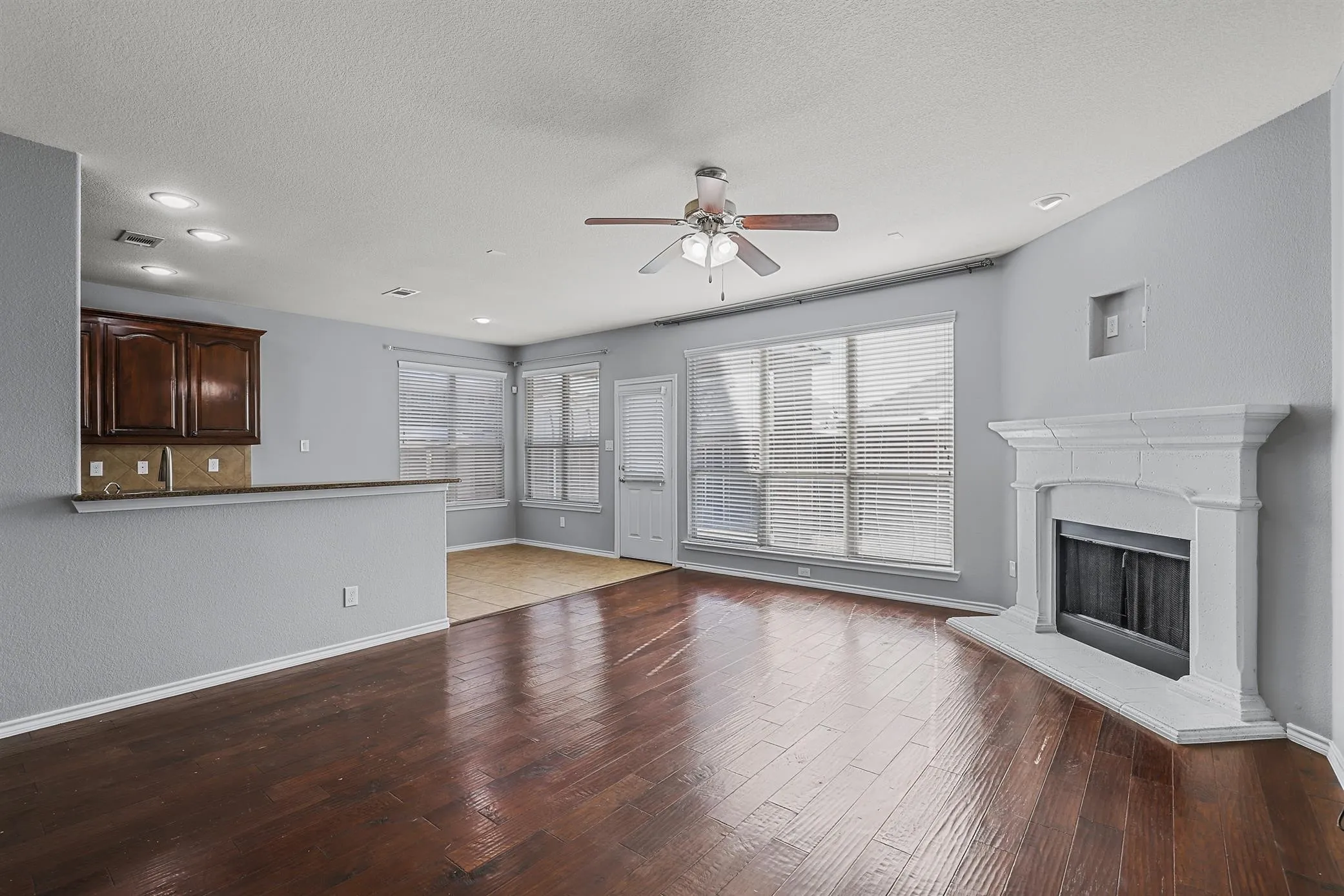 Single Family Residence For Rent in Tarrant County , 13229 Larks View Point, Fort Worth, Texas 76244, 4 Bedroom, 3 Bathroom, 2 Garage spaces, 2,439 Sqft, built in 2012, mls#21334124, Real Estate Agent in Fort Worth, Homes For Rent in Tarrant county, Homes For Rent in Fort Worth, Realtor in Fort Worth Texas, Real Estate Brokerage Independent Realty Texas, Luminita Cordes Realtor