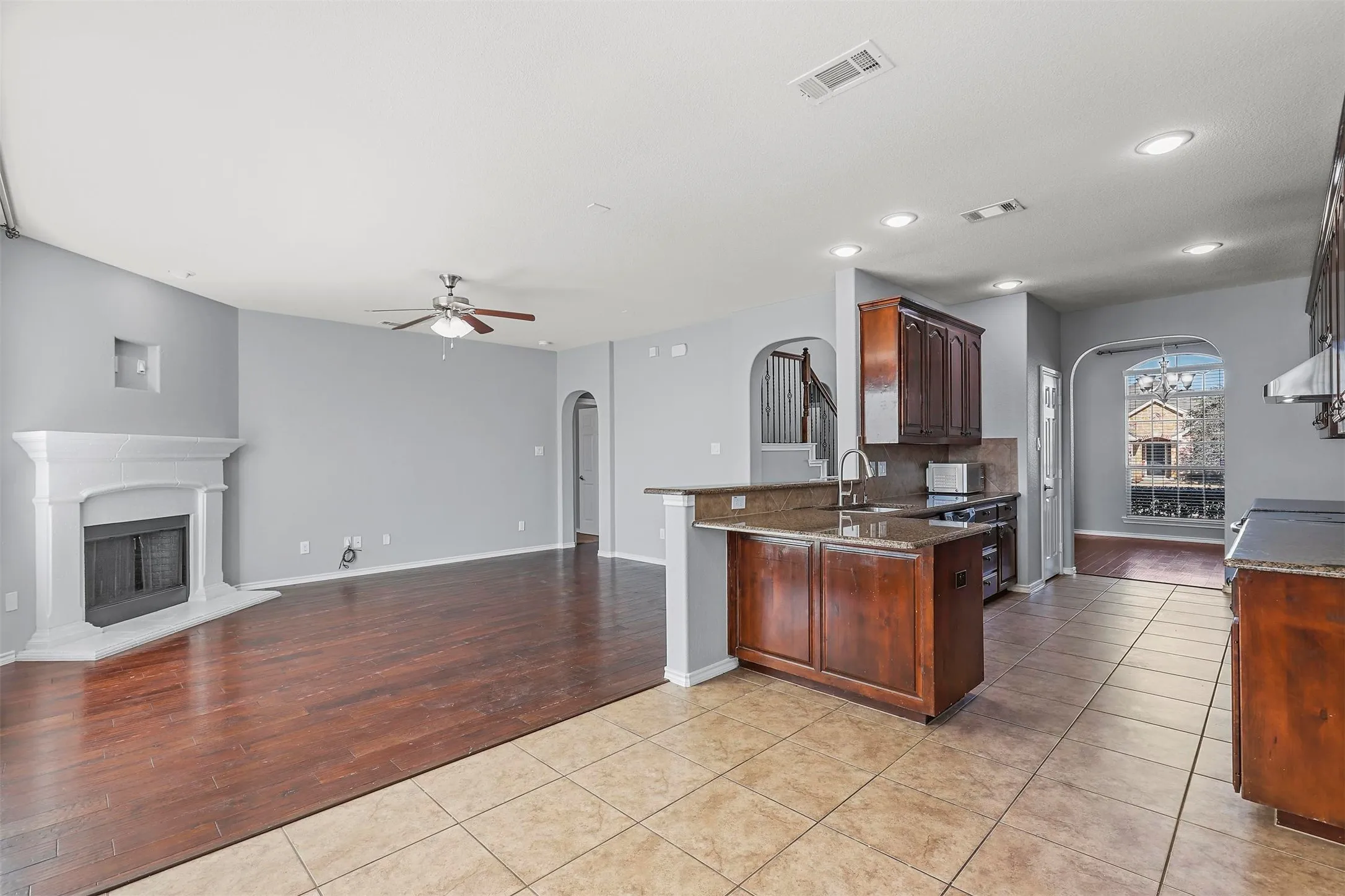 Single Family Residence For Rent in Tarrant County , 13229 Larks View Point, Fort Worth, Texas 76244, 4 Bedroom, 3 Bathroom, 2 Garage spaces, 2,439 Sqft, built in 2012, mls#21334124, Real Estate Agent in Fort Worth, Homes For Rent in Tarrant county, Homes For Rent in Fort Worth, Realtor in Fort Worth Texas, Real Estate Brokerage Independent Realty Texas, Luminita Cordes Realtor
