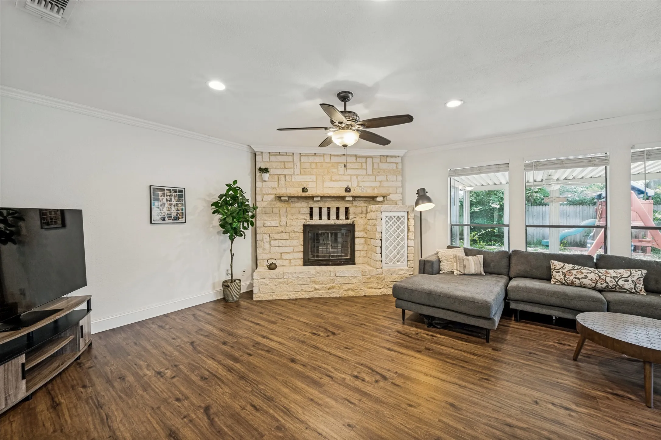 Single Family Residence For Sale in Tarrant County , 3410 Sheridan Court, Arlington, Texas 76017, 3 Bedroom, 2 Bathroom, 2 Garage spaces, 1,740 Sqft, built in 1980, mls#21320116, Real Estate Agent in Arlington, Homes For Sale in Tarrant county, Homes For Sale in Arlington, Realtor in Arlington Texas, Real Estate Brokerage Independent Realty Texas, Luminita Cordes Realtor