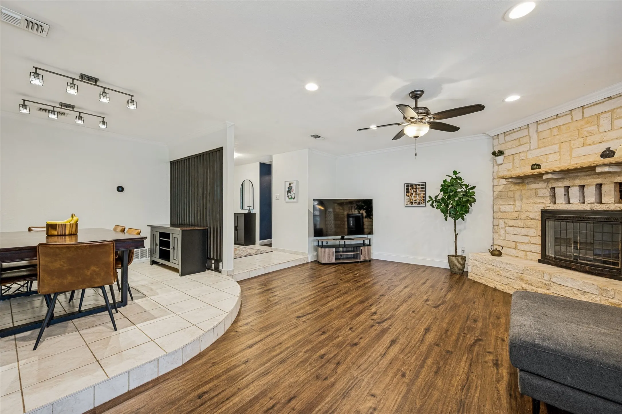 Single Family Residence For Sale in Tarrant County , 3410 Sheridan Court, Arlington, Texas 76017, 3 Bedroom, 2 Bathroom, 2 Garage spaces, 1,740 Sqft, built in 1980, mls#21320116, Real Estate Agent in Arlington, Homes For Sale in Tarrant county, Homes For Sale in Arlington, Realtor in Arlington Texas, Real Estate Brokerage Independent Realty Texas, Luminita Cordes Realtor