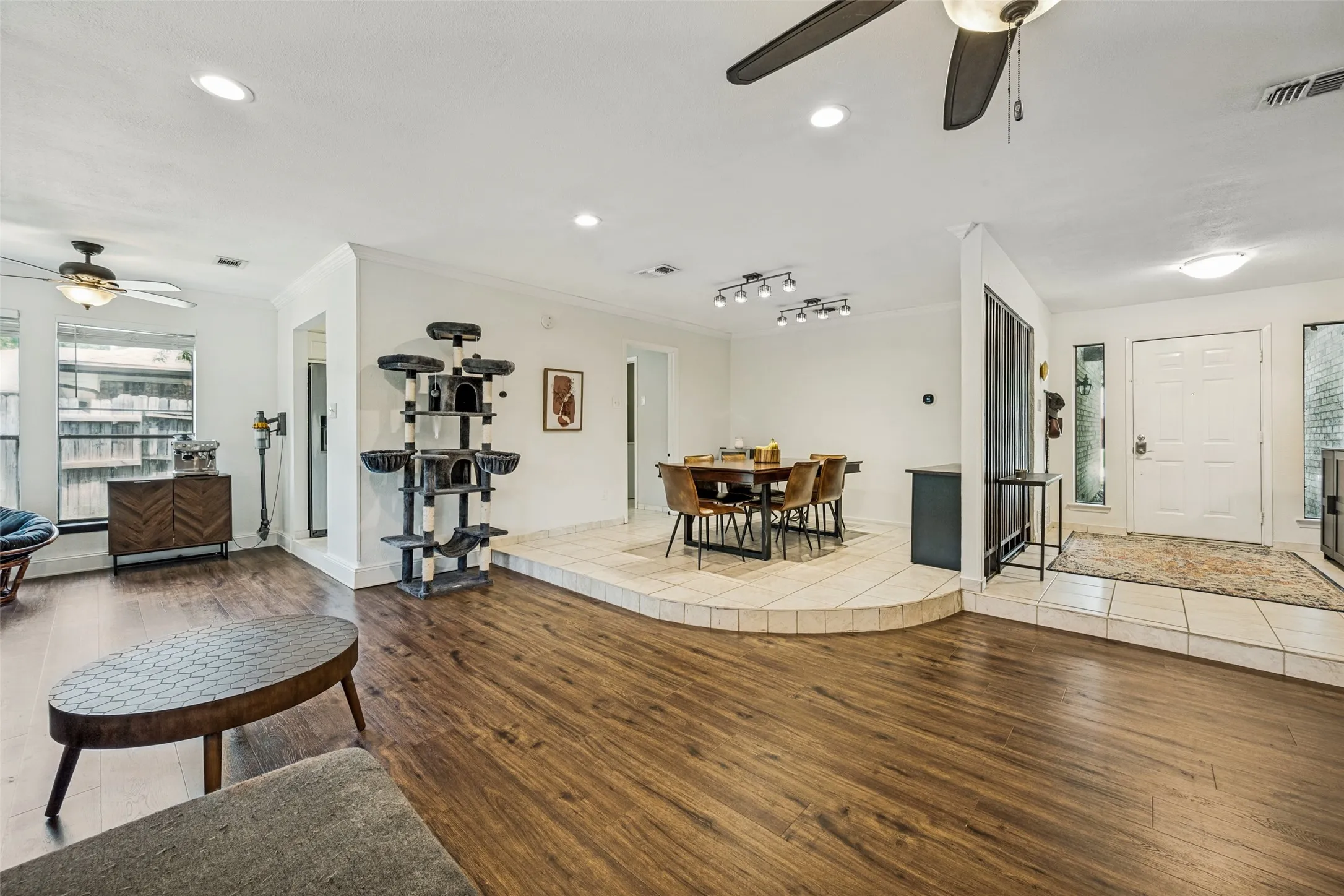 Single Family Residence For Sale in Tarrant County , 3410 Sheridan Court, Arlington, Texas 76017, 3 Bedroom, 2 Bathroom, 2 Garage spaces, 1,740 Sqft, built in 1980, mls#21320116, Real Estate Agent in Arlington, Homes For Sale in Tarrant county, Homes For Sale in Arlington, Realtor in Arlington Texas, Real Estate Brokerage Independent Realty Texas, Luminita Cordes Realtor