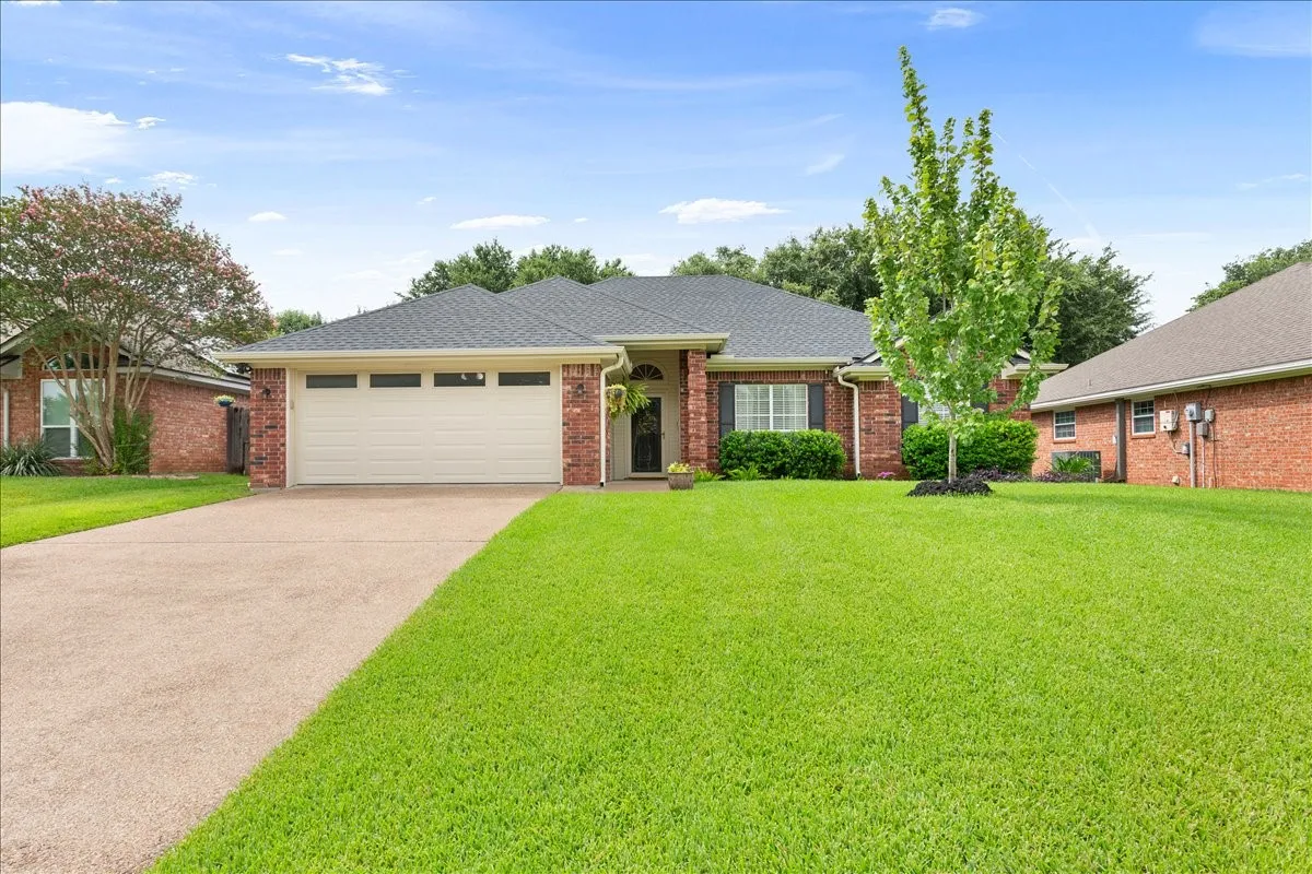 Single Family Residence For Sale in Mc Lennan County , 10308 Eagle Mountain Drive, Waco, Texas 76712, 3 Bedroom, 2 Bathroom, 2 Garage spaces, 1,753 Sqft, built in 1999, mls#21334044, Real Estate Agent in Waco, Homes For Sale in Mc Lennan county, Homes For Sale in Waco, Realtor in Waco Texas, Real Estate Brokerage Independent Realty Texas, Luminita Cordes Realtor