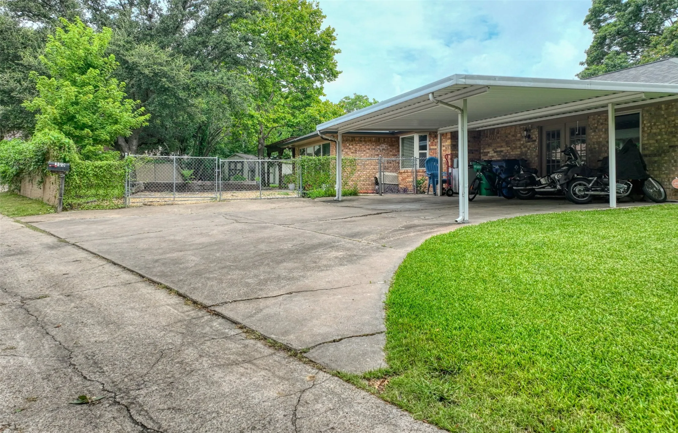 Single Family Residence For Sale in Ellis County , 105 Santa Fe Circle, Waxahachie, Texas 75165, 3 Bedroom, 3 Bathroom, Garage spaces, 2,612 Sqft, built in 1977, mls#21332041, Real Estate Agent in Waxahachie, Homes For Sale in Ellis county, Homes For Sale in Waxahachie, Realtor in Waxahachie Texas, Real Estate Brokerage Independent Realty Texas, Luminita Cordes Realtor
