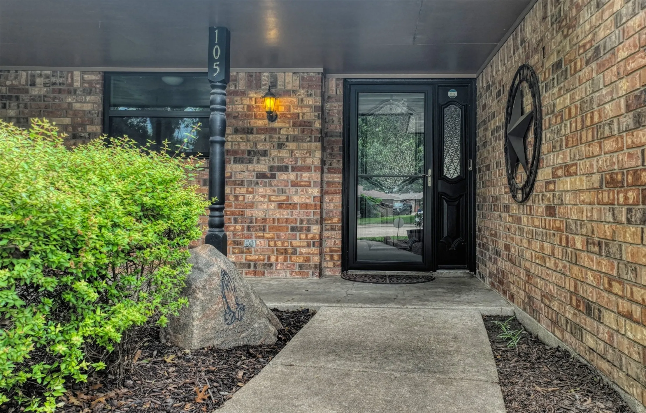 Single Family Residence For Sale in Ellis County , 105 Santa Fe Circle, Waxahachie, Texas 75165, 3 Bedroom, 3 Bathroom, Garage spaces, 2,612 Sqft, built in 1977, mls#21332041, Real Estate Agent in Waxahachie, Homes For Sale in Ellis county, Homes For Sale in Waxahachie, Realtor in Waxahachie Texas, Real Estate Brokerage Independent Realty Texas, Luminita Cordes Realtor