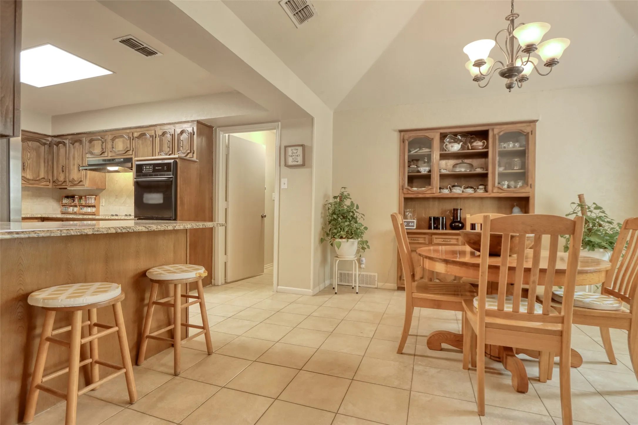 Single Family Residence For Sale in Ellis County , 105 Santa Fe Circle, Waxahachie, Texas 75165, 3 Bedroom, 3 Bathroom, Garage spaces, 2,612 Sqft, built in 1977, mls#21332041, Real Estate Agent in Waxahachie, Homes For Sale in Ellis county, Homes For Sale in Waxahachie, Realtor in Waxahachie Texas, Real Estate Brokerage Independent Realty Texas, Luminita Cordes Realtor