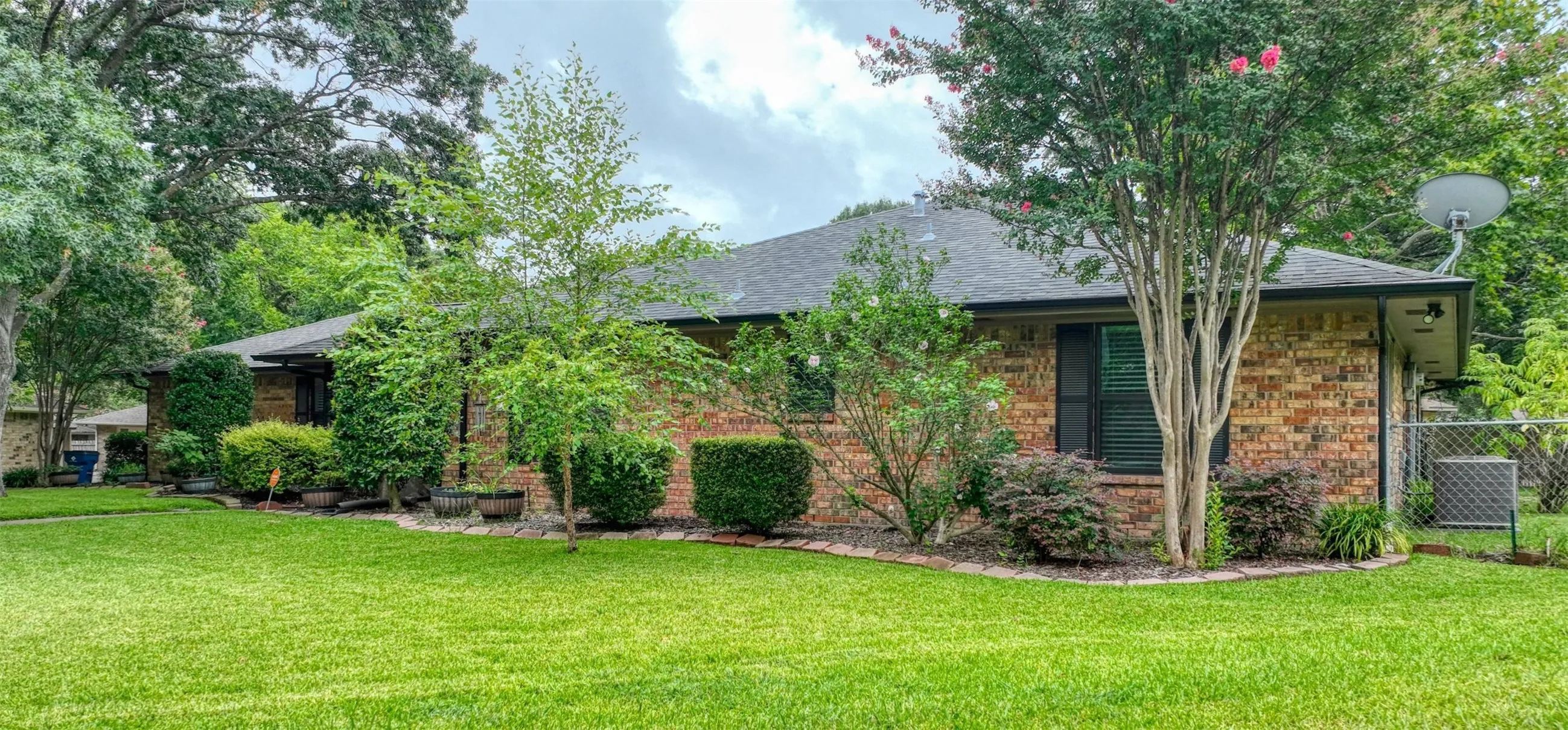 Single Family Residence For Sale in Ellis County , 105 Santa Fe Circle, Waxahachie, Texas 75165, 3 Bedroom, 3 Bathroom, Garage spaces, 2,612 Sqft, built in 1977, mls#21332041, Real Estate Agent in Waxahachie, Homes For Sale in Ellis county, Homes For Sale in Waxahachie, Realtor in Waxahachie Texas, Real Estate Brokerage Independent Realty Texas, Luminita Cordes Realtor