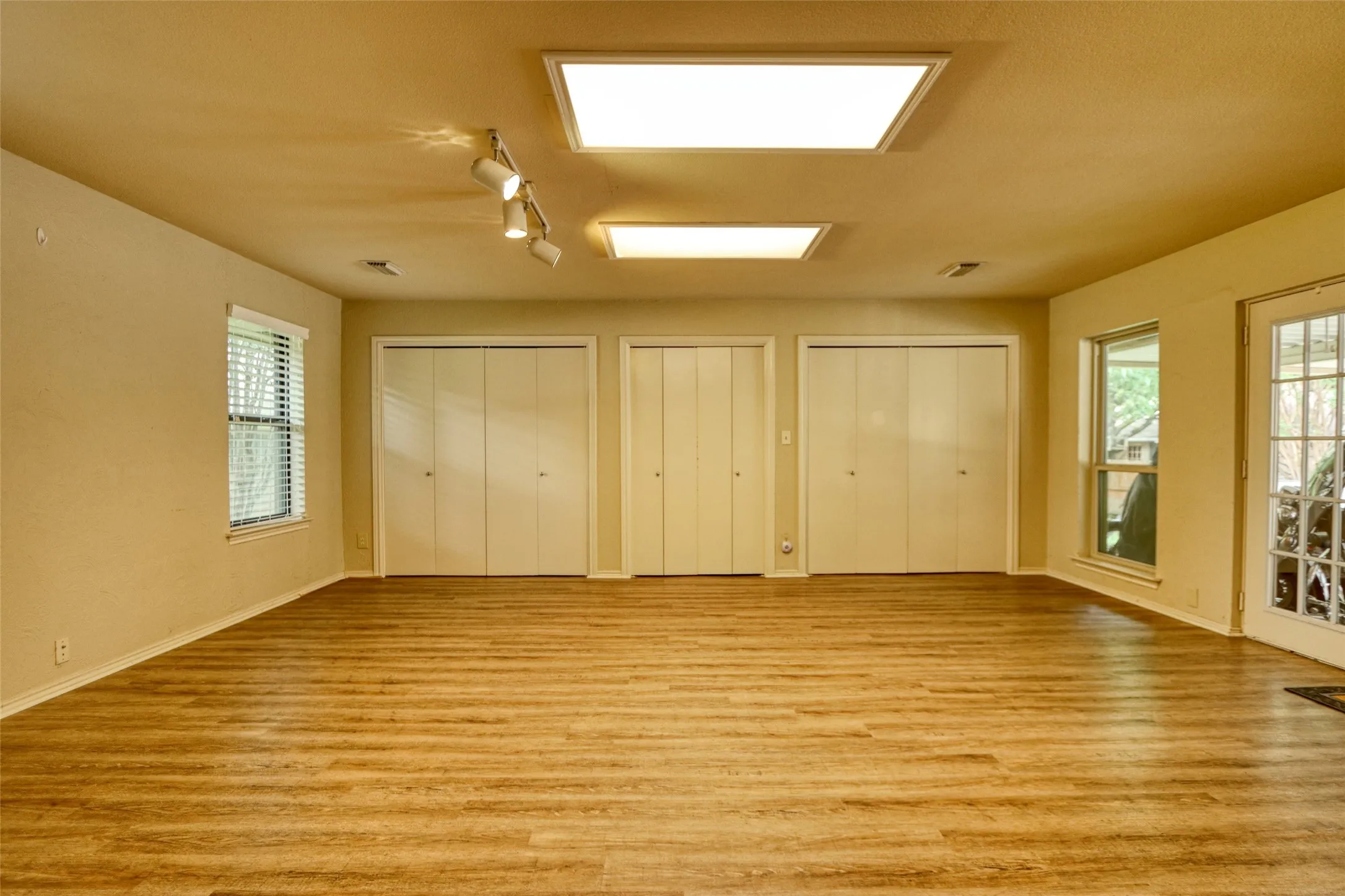 Single Family Residence For Sale in Ellis County , 105 Santa Fe Circle, Waxahachie, Texas 75165, 3 Bedroom, 3 Bathroom, Garage spaces, 2,612 Sqft, built in 1977, mls#21332041, Real Estate Agent in Waxahachie, Homes For Sale in Ellis county, Homes For Sale in Waxahachie, Realtor in Waxahachie Texas, Real Estate Brokerage Independent Realty Texas, Luminita Cordes Realtor