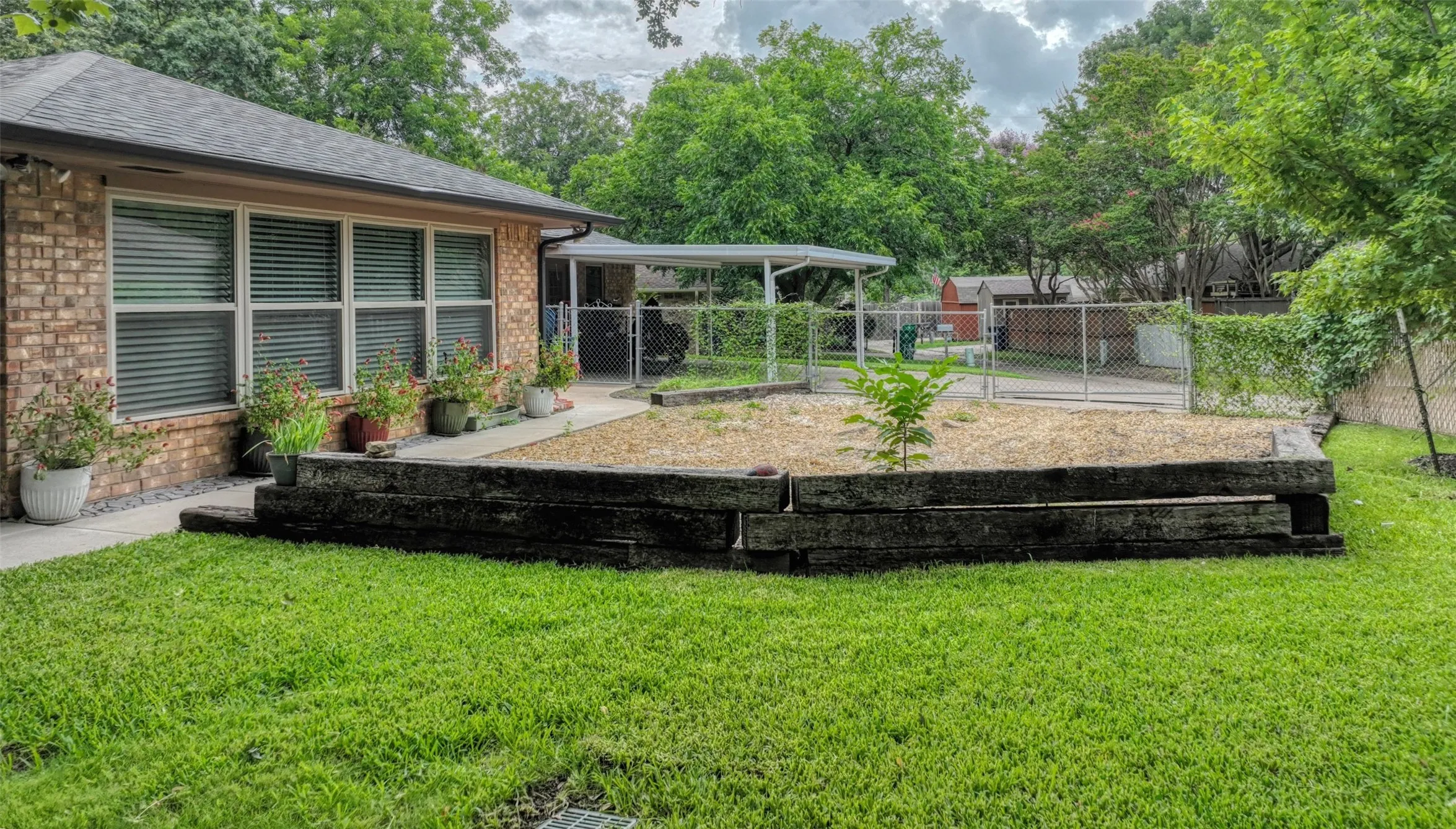 Single Family Residence For Sale in Ellis County , 105 Santa Fe Circle, Waxahachie, Texas 75165, 3 Bedroom, 3 Bathroom, Garage spaces, 2,612 Sqft, built in 1977, mls#21332041, Real Estate Agent in Waxahachie, Homes For Sale in Ellis county, Homes For Sale in Waxahachie, Realtor in Waxahachie Texas, Real Estate Brokerage Independent Realty Texas, Luminita Cordes Realtor