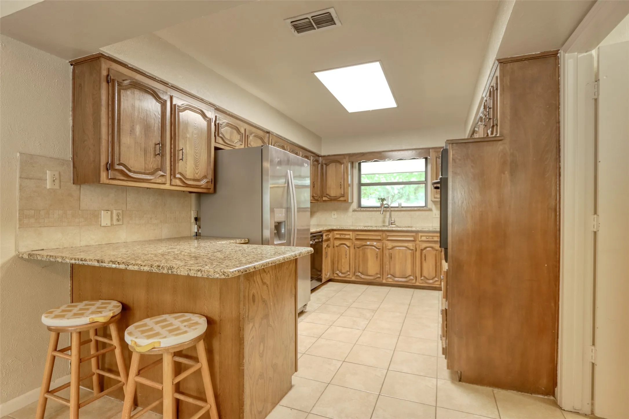 Single Family Residence For Sale in Ellis County , 105 Santa Fe Circle, Waxahachie, Texas 75165, 3 Bedroom, 3 Bathroom, Garage spaces, 2,612 Sqft, built in 1977, mls#21332041, Real Estate Agent in Waxahachie, Homes For Sale in Ellis county, Homes For Sale in Waxahachie, Realtor in Waxahachie Texas, Real Estate Brokerage Independent Realty Texas, Luminita Cordes Realtor