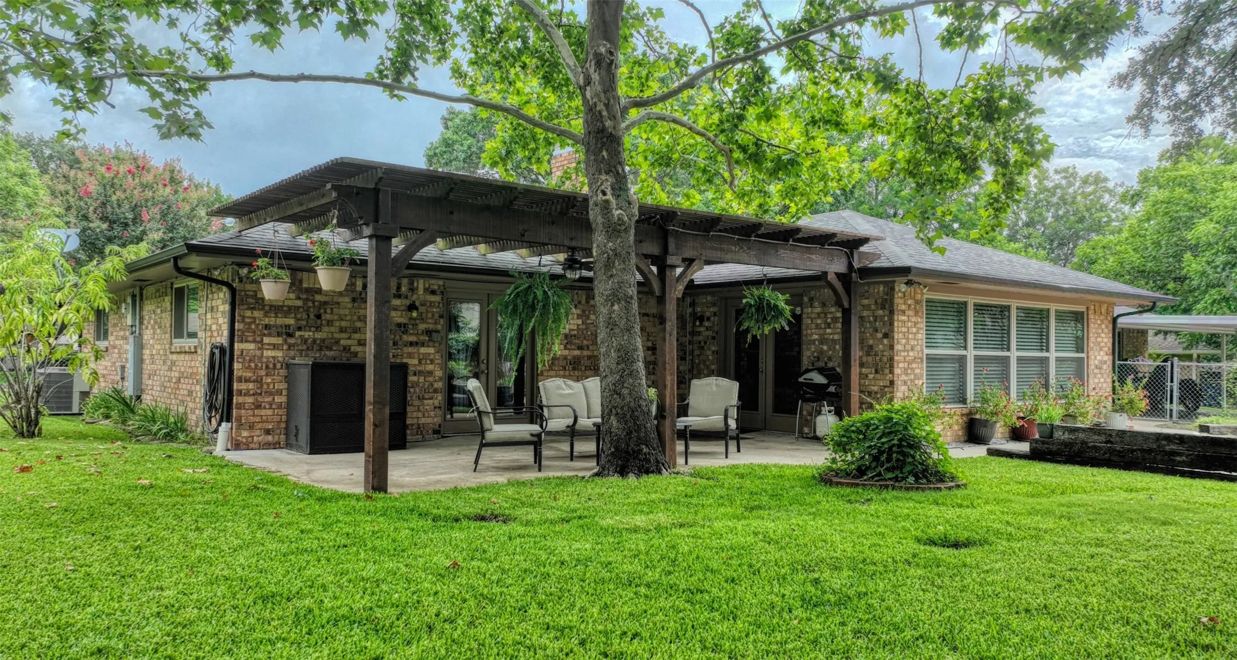 Single Family Residence For Sale in Ellis County , 105 Santa Fe Circle, Waxahachie, Texas 75165, 3 Bedroom, 3 Bathroom, Garage spaces, 2,612 Sqft, built in 1977, mls#21332041, Real Estate Agent in Waxahachie, Homes For Sale in Ellis county, Homes For Sale in Waxahachie, Realtor in Waxahachie Texas, Real Estate Brokerage Independent Realty Texas, Luminita Cordes Realtor