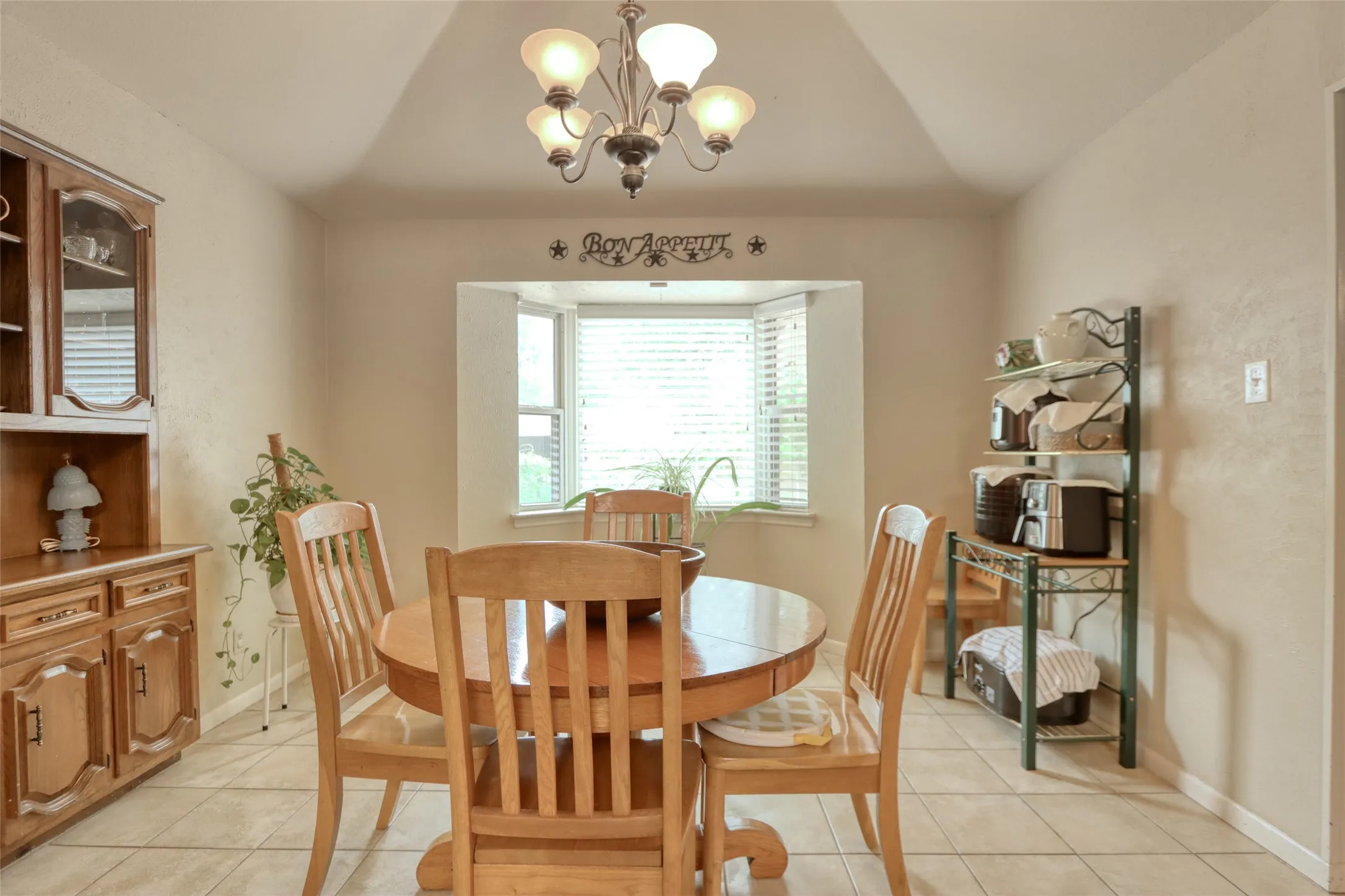 Single Family Residence For Sale in Ellis County , 105 Santa Fe Circle, Waxahachie, Texas 75165, 3 Bedroom, 3 Bathroom, Garage spaces, 2,612 Sqft, built in 1977, mls#21332041, Real Estate Agent in Waxahachie, Homes For Sale in Ellis county, Homes For Sale in Waxahachie, Realtor in Waxahachie Texas, Real Estate Brokerage Independent Realty Texas, Luminita Cordes Realtor