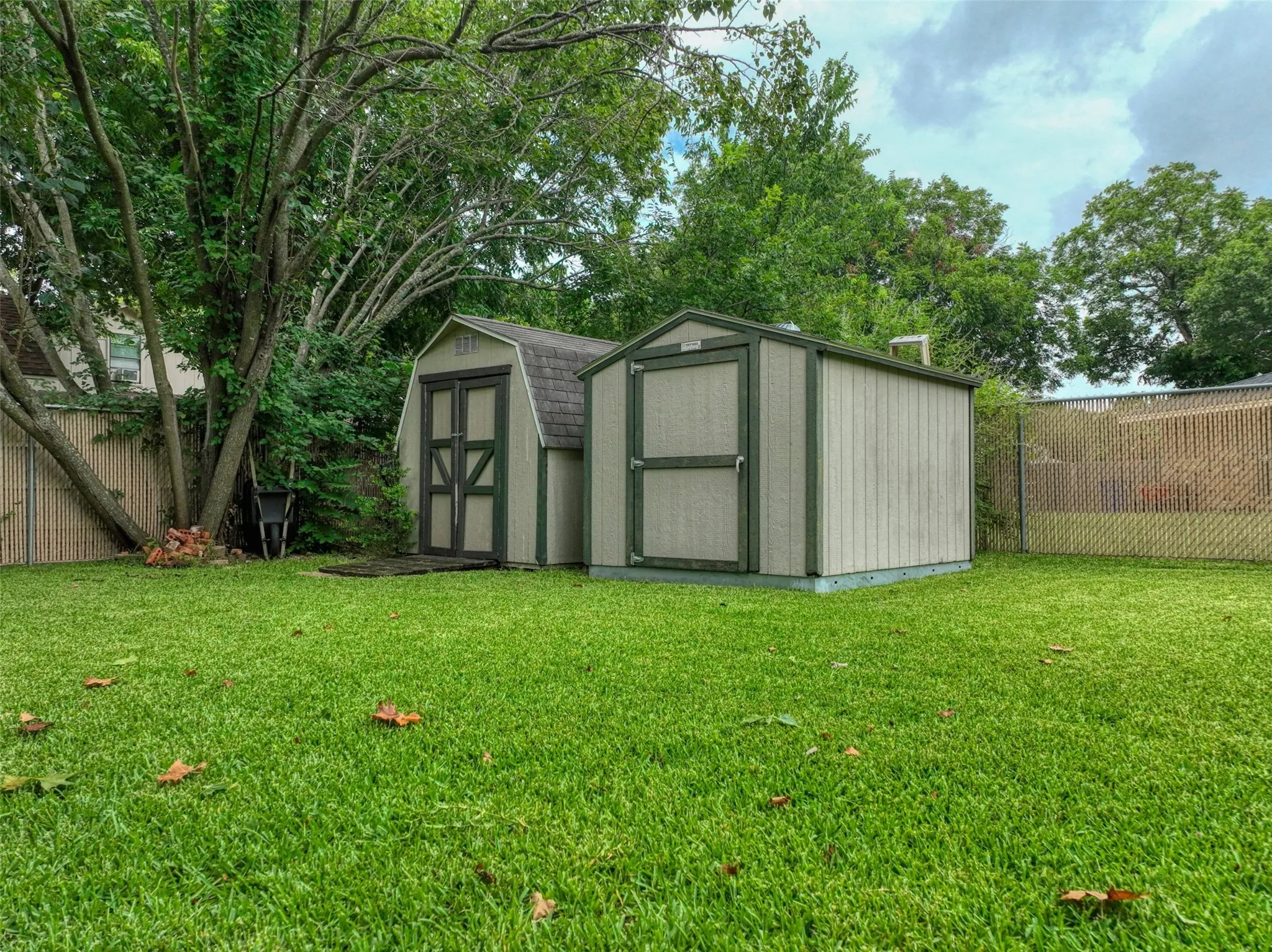 Single Family Residence For Sale in Ellis County , 105 Santa Fe Circle, Waxahachie, Texas 75165, 3 Bedroom, 3 Bathroom, Garage spaces, 2,612 Sqft, built in 1977, mls#21332041, Real Estate Agent in Waxahachie, Homes For Sale in Ellis county, Homes For Sale in Waxahachie, Realtor in Waxahachie Texas, Real Estate Brokerage Independent Realty Texas, Luminita Cordes Realtor