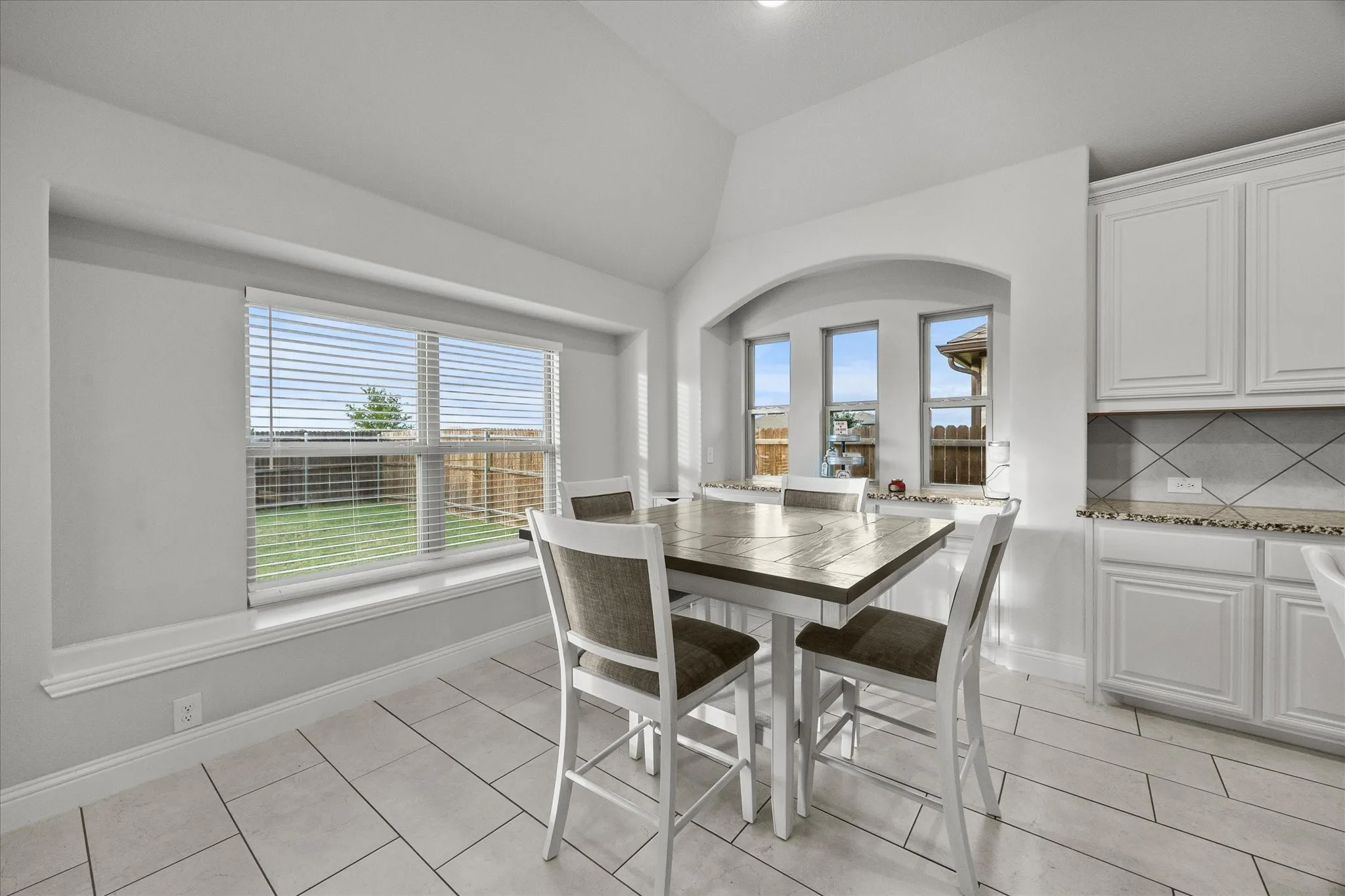 Single Family Residence For Sale in Kaufman County , 3904 Holly Springs Lane, Kaufman, Texas 75142, 4 Bedrooms, 2 Bathrooms, 2 Garage spaces, 2,462 Sqft, built in 2022, Price $374,900, mls#21333500, Real Estate Agent in Kaufman, Homes For Sale in Kaufman county, Homes For Sale in Kaufman, Realtor in Kaufman Texas, Real Estate Brokerage Independent Realty Texas, Luminita Cordes Realtor