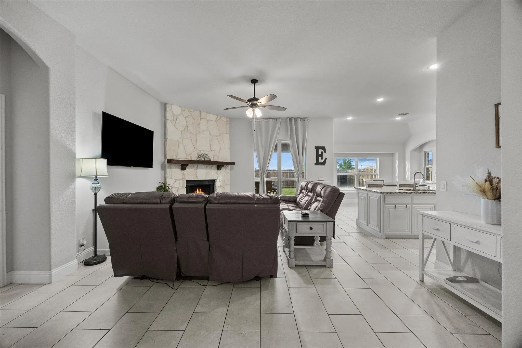 Single Family Residence For Sale in Kaufman County , 3904 Holly Springs Lane, Kaufman, Texas 75142, 4 Bedrooms, 2 Bathrooms, 2 Garage spaces, 2,462 Sqft, built in 2022, Price $374,900, mls#21333500, Real Estate Agent in Kaufman, Homes For Sale in Kaufman county, Homes For Sale in Kaufman, Realtor in Kaufman Texas, Real Estate Brokerage Independent Realty Texas, Luminita Cordes Realtor
