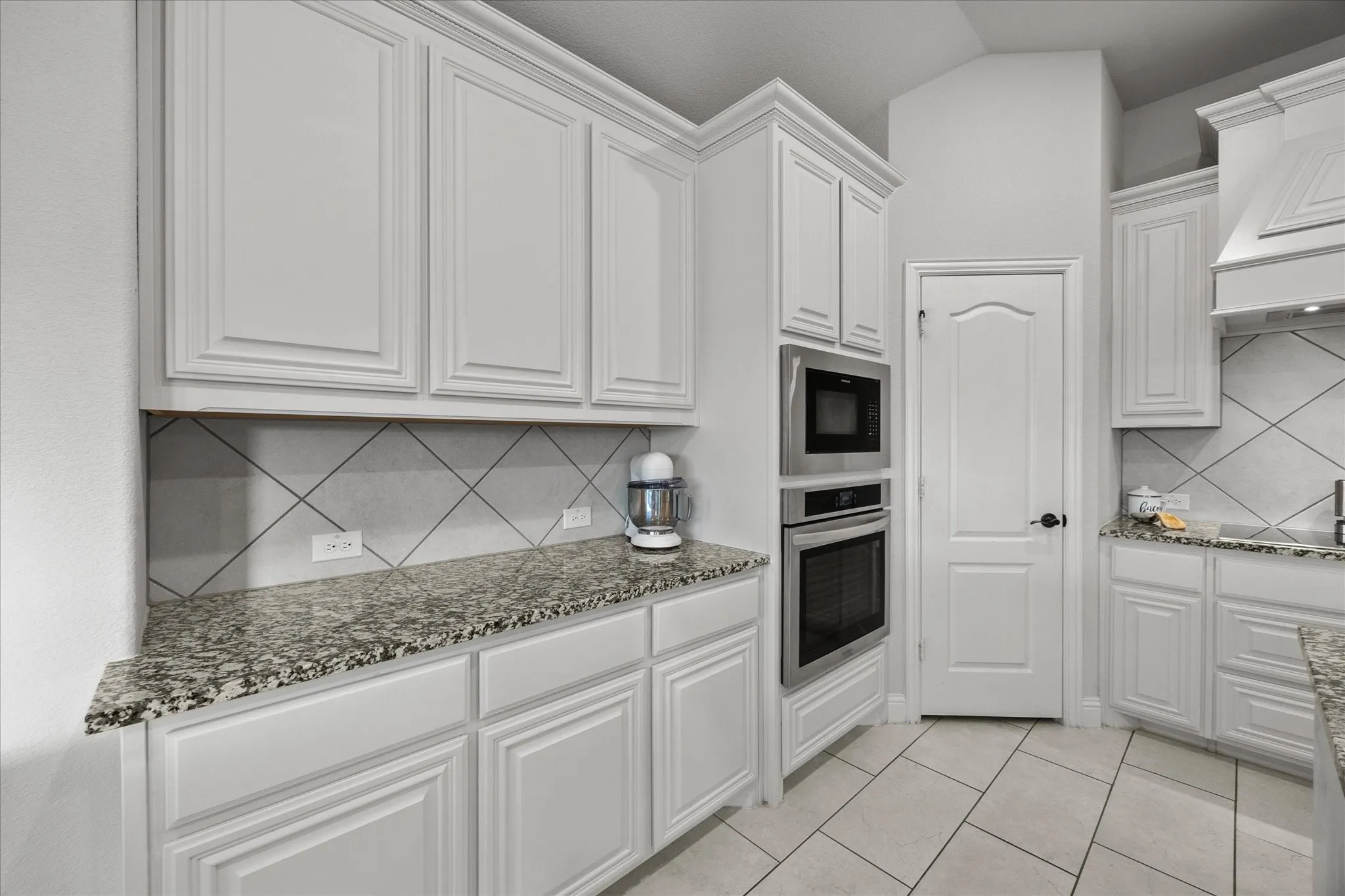 Single Family Residence For Sale in Kaufman County , 3904 Holly Springs Lane, Kaufman, Texas 75142, 4 Bedrooms, 2 Bathrooms, 2 Garage spaces, 2,462 Sqft, built in 2022, Price $374,900, mls#21333500, Real Estate Agent in Kaufman, Homes For Sale in Kaufman county, Homes For Sale in Kaufman, Realtor in Kaufman Texas, Real Estate Brokerage Independent Realty Texas, Luminita Cordes Realtor