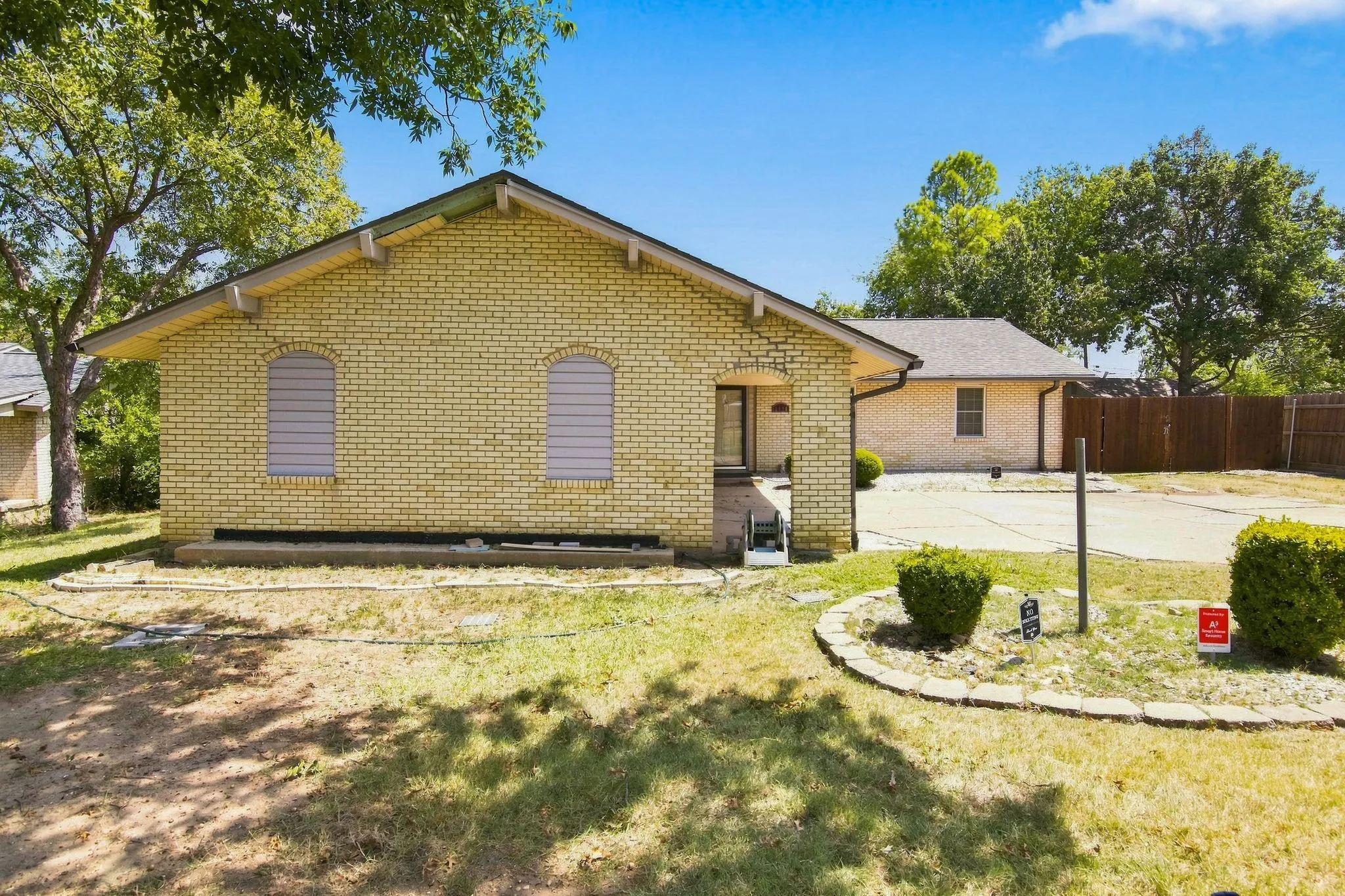 Single Family Residence For Sale in Dallas County , 2420 Timberlake Drive, Irving, Texas 75062, 4 Bedroom, 2 Bathroom, 2 Garage spaces, 1,597 Sqft, built in 1964, mls#21334159, Real Estate Agent in Irving, Homes For Sale in Dallas county, Homes For Sale in Irving, Realtor in Irving Texas, Real Estate Brokerage Independent Realty Texas, Luminita Cordes Realtor