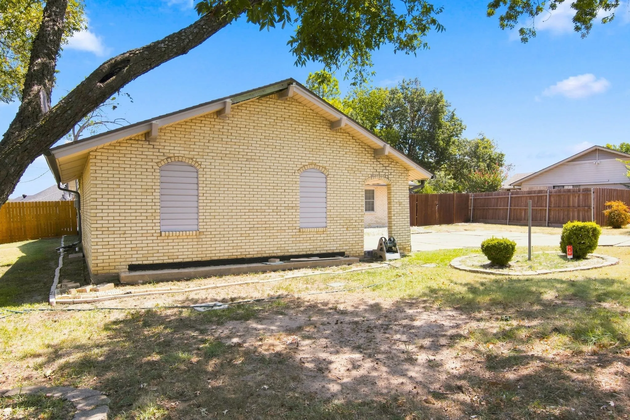 Single Family Residence For Sale in Dallas County , 2420 Timberlake Drive, Irving, Texas 75062, 4 Bedroom, 2 Bathroom, 2 Garage spaces, 1,597 Sqft, built in 1964, mls#21334159, Real Estate Agent in Irving, Homes For Sale in Dallas county, Homes For Sale in Irving, Realtor in Irving Texas, Real Estate Brokerage Independent Realty Texas, Luminita Cordes Realtor