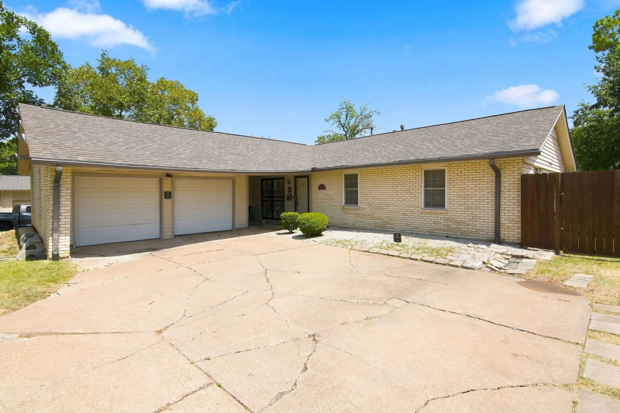 Single Family Residence For Sale in Dallas County , 2420 Timberlake Drive, Irving, Texas 75062, 4 Bedroom, 2 Bathroom, 2 Garage spaces, 1,597 Sqft, built in 1964, mls#21334159, Real Estate Agent in Irving, Homes For Sale in Dallas county, Homes For Sale in Irving, Realtor in Irving Texas, Real Estate Brokerage Independent Realty Texas, Luminita Cordes Realtor