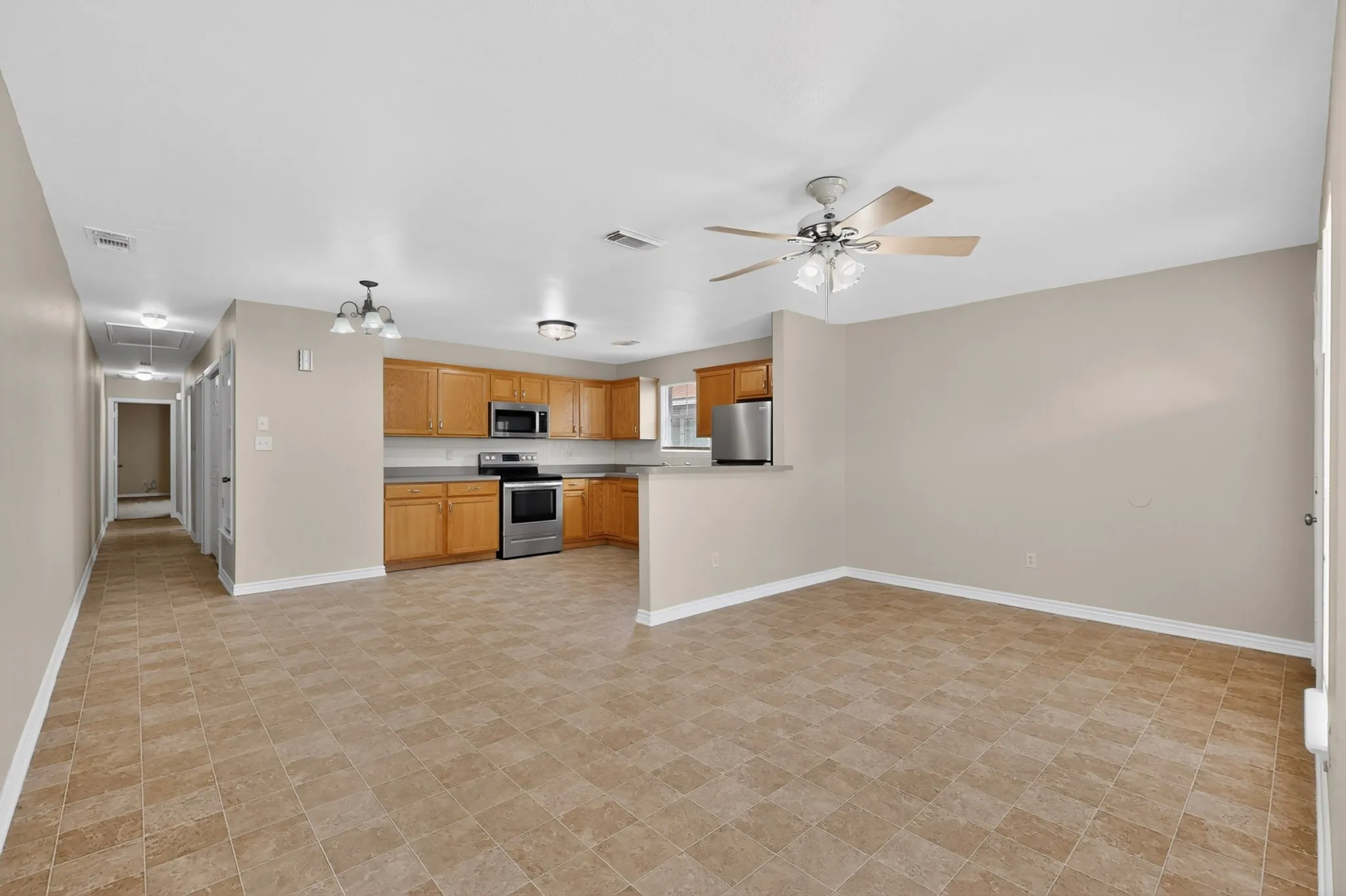 Duplex For Rent in Grayson County , 117 W Wilson Avenue 117, Sherman, Texas 75090, 3 Bedroom, 2 Bathroom, Garage spaces, 1,233 Sqft, built in 2004, mls#21334169, Real Estate Agent in Sherman, Homes For Rent in Grayson county, Homes For Rent in Sherman, Realtor in Sherman Texas, Real Estate Brokerage Independent Realty Texas, Luminita Cordes Realtor