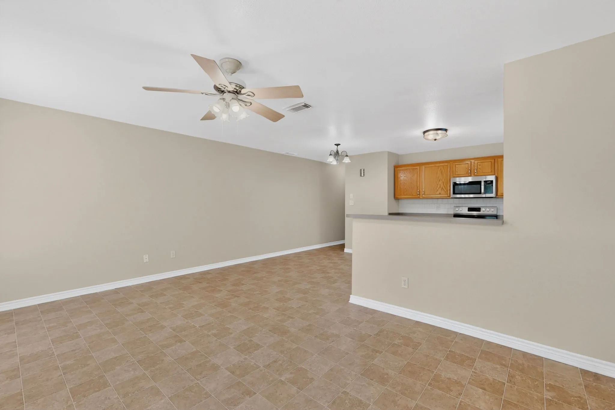 Duplex For Rent in Grayson County , 117 W Wilson Avenue 117, Sherman, Texas 75090, 3 Bedroom, 2 Bathroom, Garage spaces, 1,233 Sqft, built in 2004, mls#21334169, Real Estate Agent in Sherman, Homes For Rent in Grayson county, Homes For Rent in Sherman, Realtor in Sherman Texas, Real Estate Brokerage Independent Realty Texas, Luminita Cordes Realtor