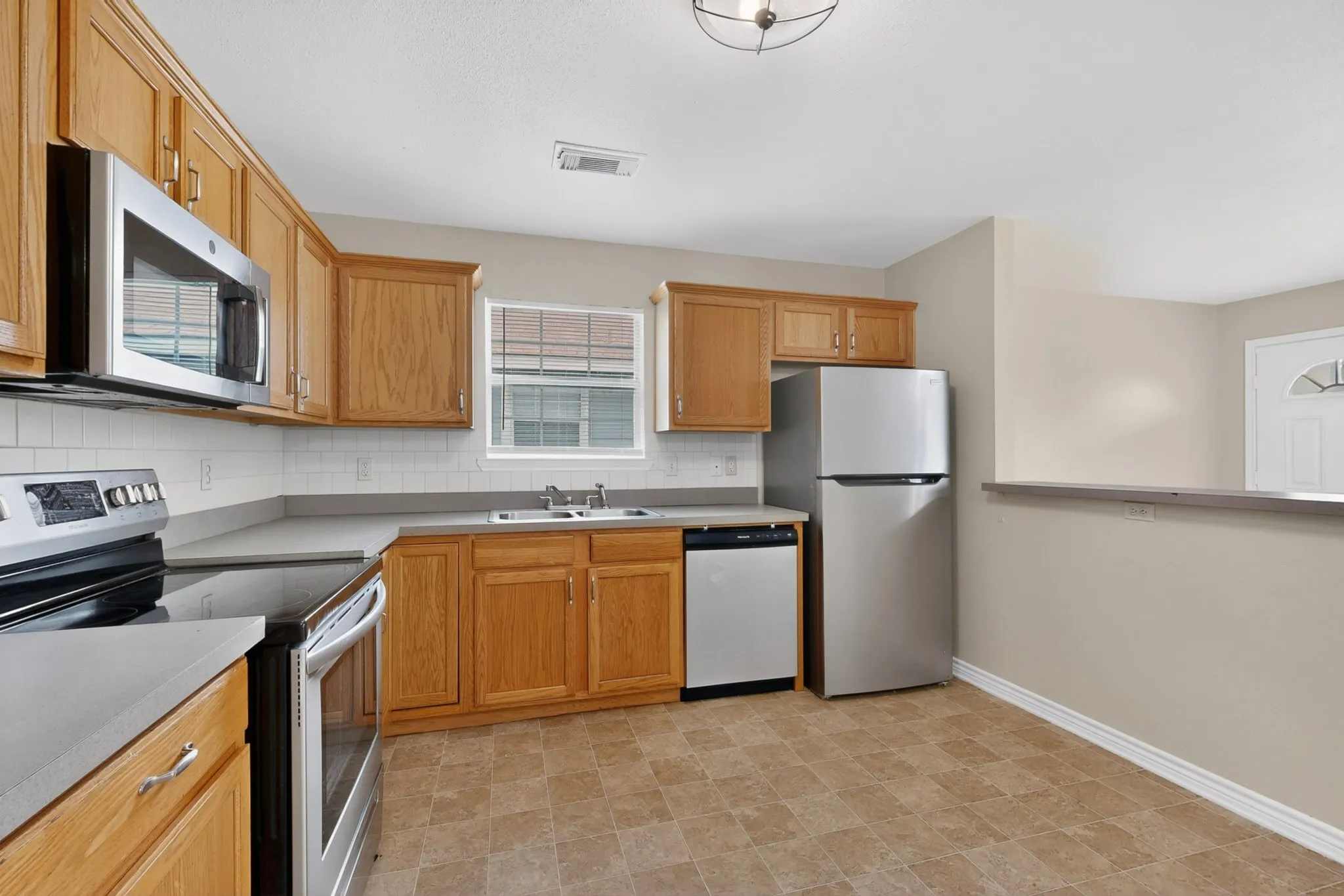 Duplex For Rent in Grayson County , 117 W Wilson Avenue 117, Sherman, Texas 75090, 3 Bedroom, 2 Bathroom, Garage spaces, 1,233 Sqft, built in 2004, mls#21334169, Real Estate Agent in Sherman, Homes For Rent in Grayson county, Homes For Rent in Sherman, Realtor in Sherman Texas, Real Estate Brokerage Independent Realty Texas, Luminita Cordes Realtor