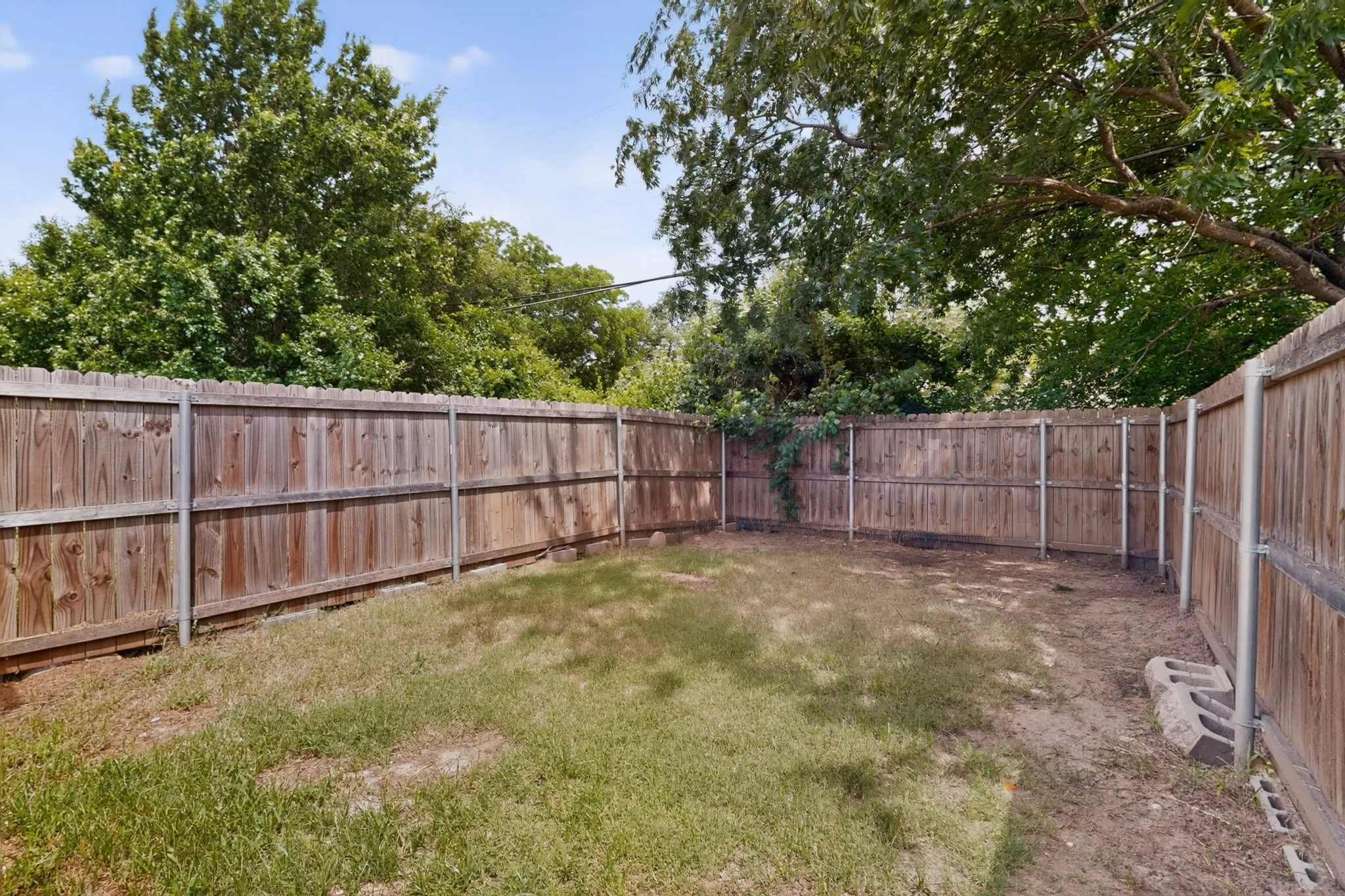 Duplex For Rent in Grayson County , 117 W Wilson Avenue 117, Sherman, Texas 75090, 3 Bedroom, 2 Bathroom, Garage spaces, 1,233 Sqft, built in 2004, mls#21334169, Real Estate Agent in Sherman, Homes For Rent in Grayson county, Homes For Rent in Sherman, Realtor in Sherman Texas, Real Estate Brokerage Independent Realty Texas, Luminita Cordes Realtor