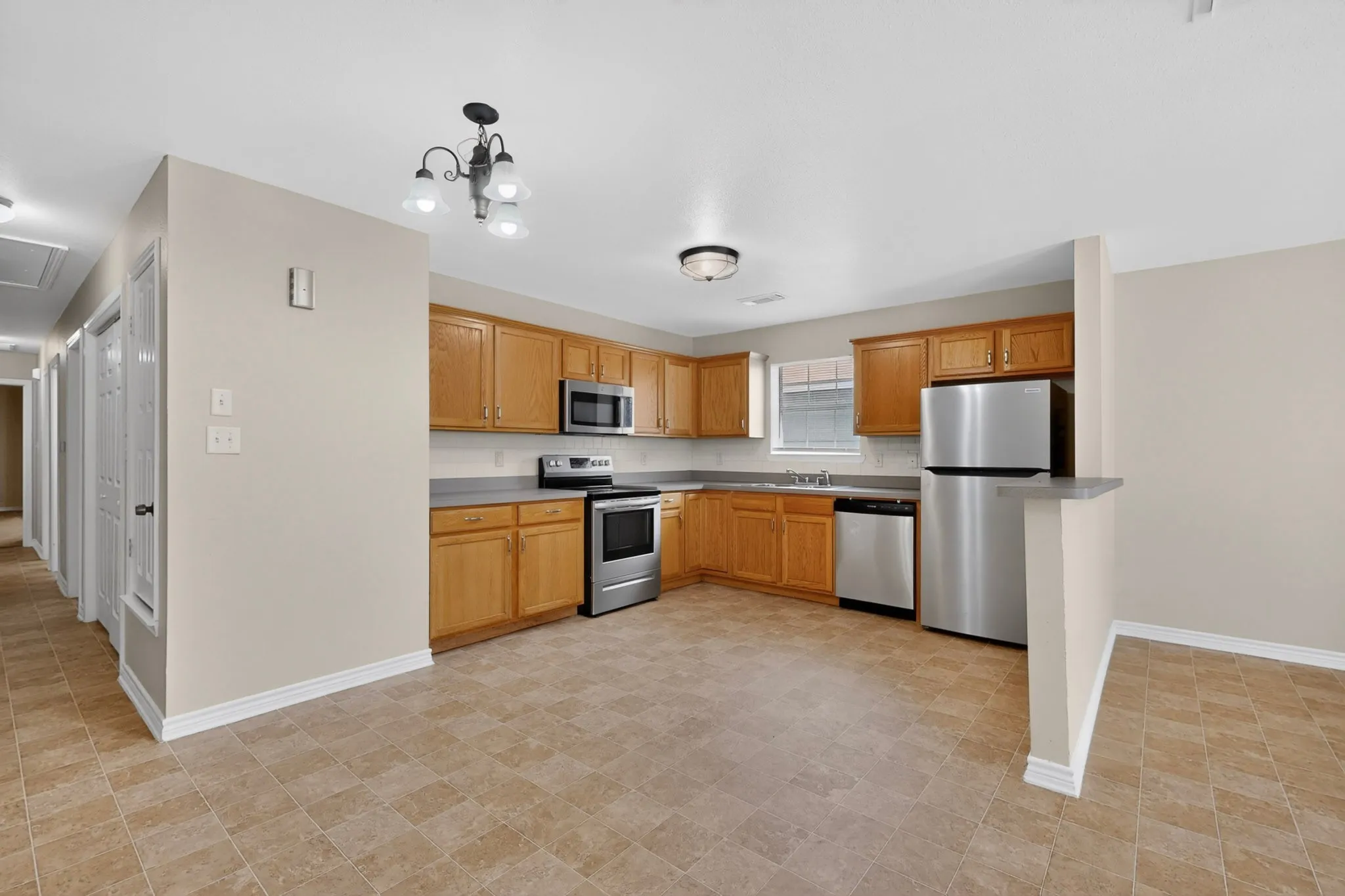 Duplex For Rent in Grayson County , 117 W Wilson Avenue 117, Sherman, Texas 75090, 3 Bedroom, 2 Bathroom, Garage spaces, 1,233 Sqft, built in 2004, mls#21334169, Real Estate Agent in Sherman, Homes For Rent in Grayson county, Homes For Rent in Sherman, Realtor in Sherman Texas, Real Estate Brokerage Independent Realty Texas, Luminita Cordes Realtor