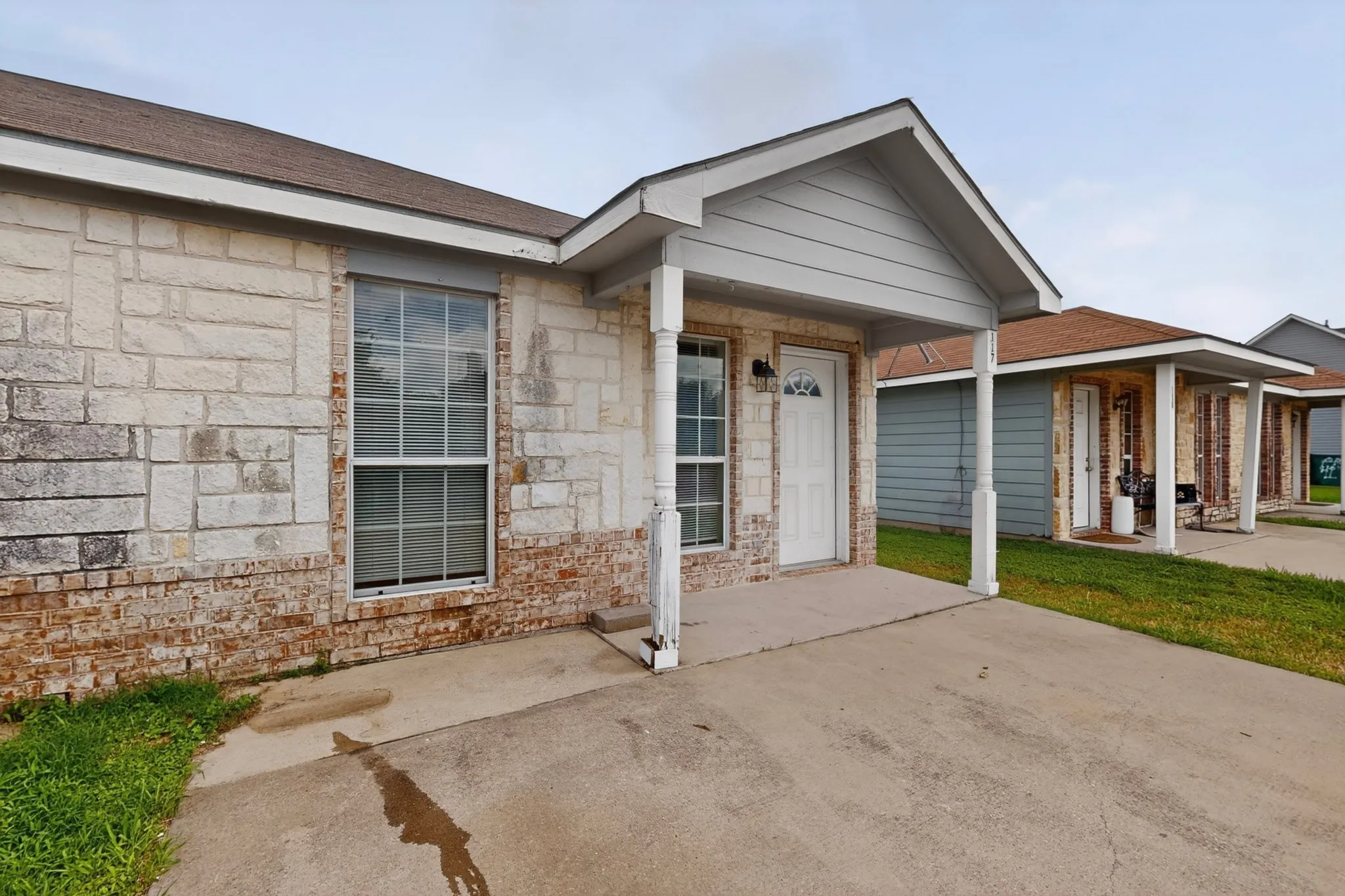Duplex For Rent in Grayson County , 117 W Wilson Avenue 117, Sherman, Texas 75090, 3 Bedroom, 2 Bathroom, Garage spaces, 1,233 Sqft, built in 2004, mls#21334169, Real Estate Agent in Sherman, Homes For Rent in Grayson county, Homes For Rent in Sherman, Realtor in Sherman Texas, Real Estate Brokerage Independent Realty Texas, Luminita Cordes Realtor