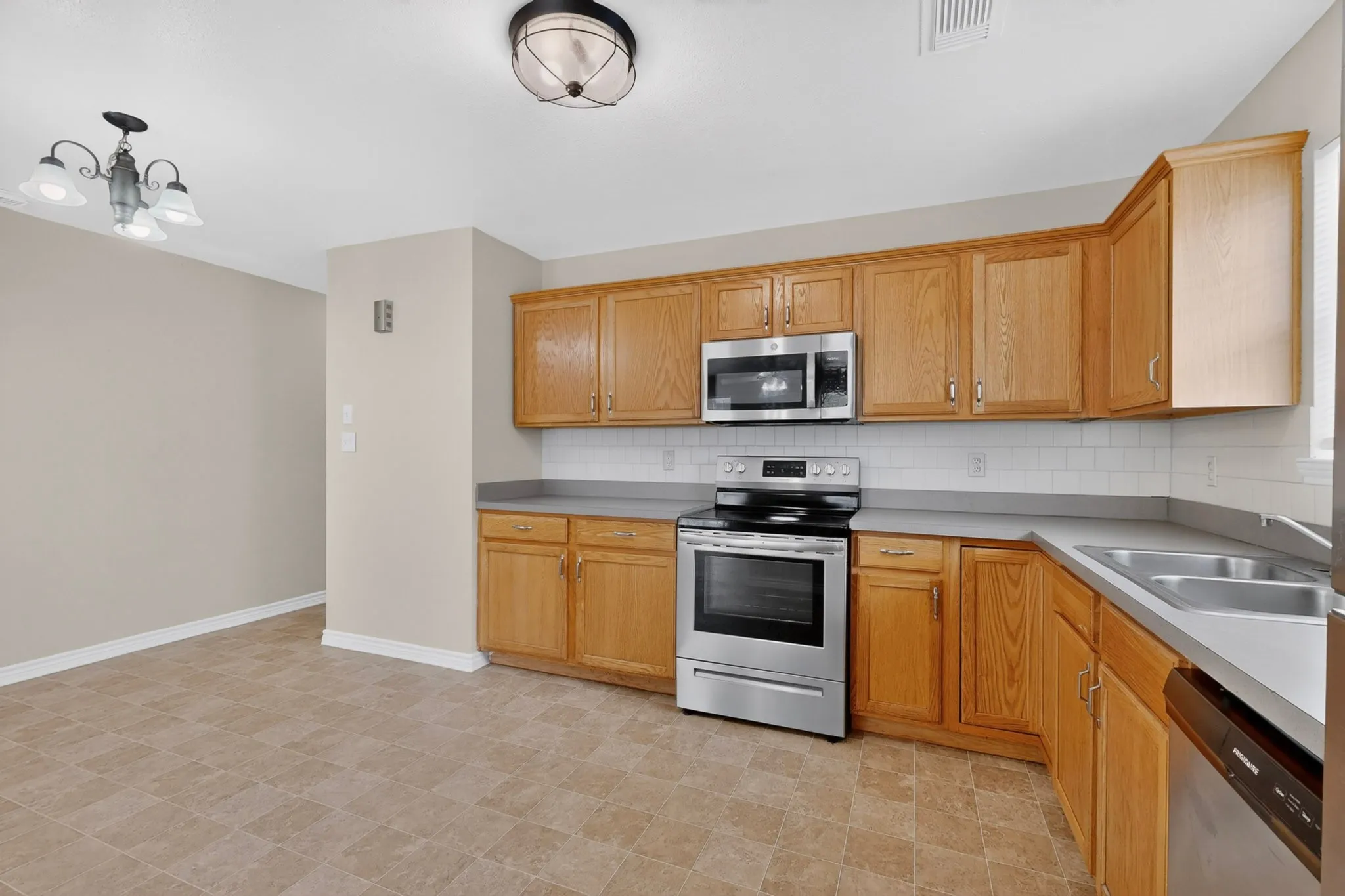 Duplex For Rent in Grayson County , 117 W Wilson Avenue 117, Sherman, Texas 75090, 3 Bedroom, 2 Bathroom, Garage spaces, 1,233 Sqft, built in 2004, mls#21334169, Real Estate Agent in Sherman, Homes For Rent in Grayson county, Homes For Rent in Sherman, Realtor in Sherman Texas, Real Estate Brokerage Independent Realty Texas, Luminita Cordes Realtor