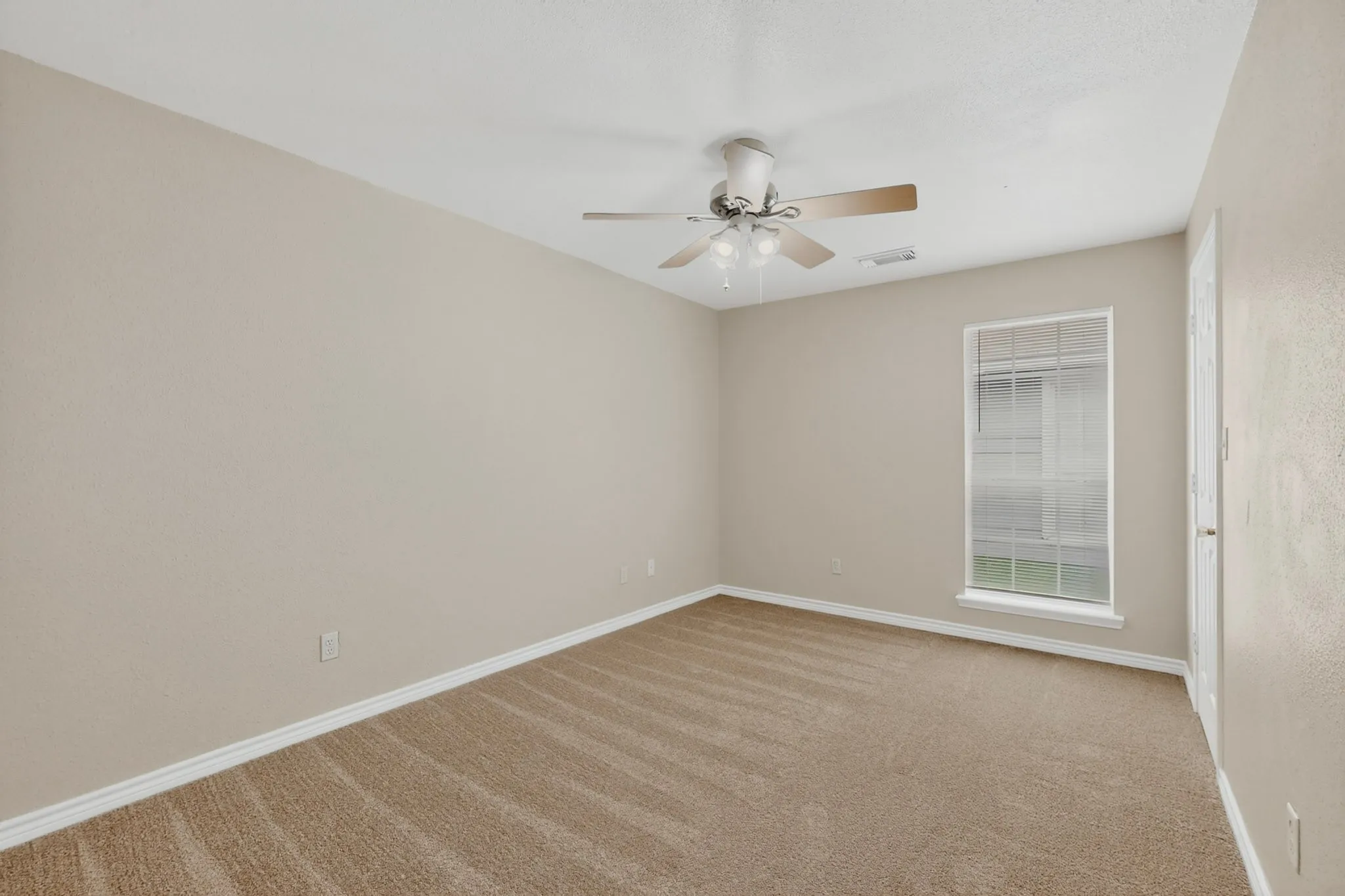 Duplex For Rent in Grayson County , 117 W Wilson Avenue 117, Sherman, Texas 75090, 3 Bedroom, 2 Bathroom, Garage spaces, 1,233 Sqft, built in 2004, mls#21334169, Real Estate Agent in Sherman, Homes For Rent in Grayson county, Homes For Rent in Sherman, Realtor in Sherman Texas, Real Estate Brokerage Independent Realty Texas, Luminita Cordes Realtor