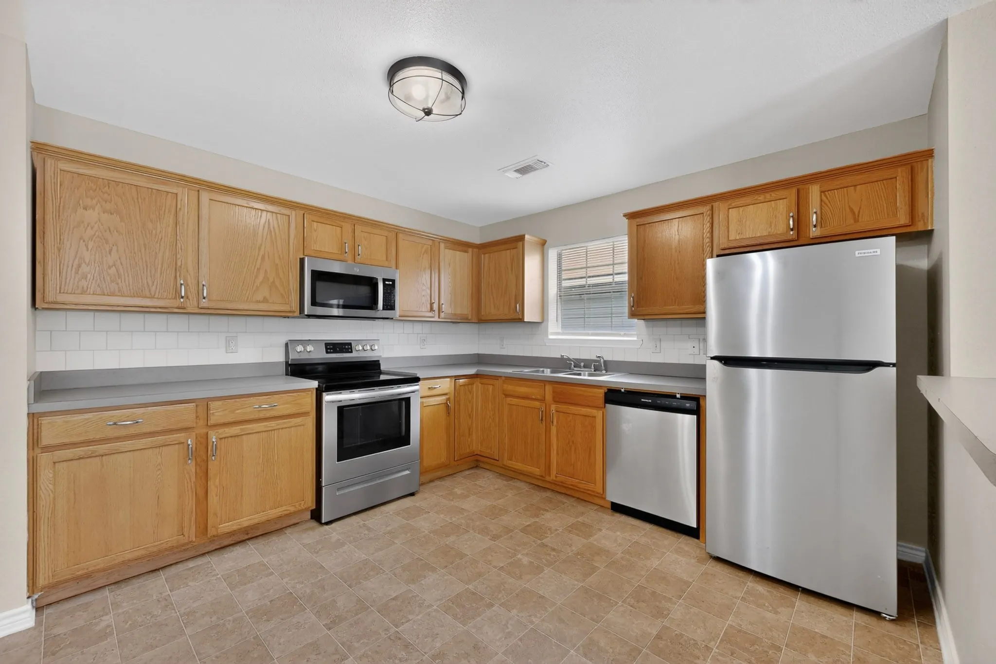 Duplex For Rent in Grayson County , 117 W Wilson Avenue 117, Sherman, Texas 75090, 3 Bedroom, 2 Bathroom, Garage spaces, 1,233 Sqft, built in 2004, mls#21334169, Real Estate Agent in Sherman, Homes For Rent in Grayson county, Homes For Rent in Sherman, Realtor in Sherman Texas, Real Estate Brokerage Independent Realty Texas, Luminita Cordes Realtor