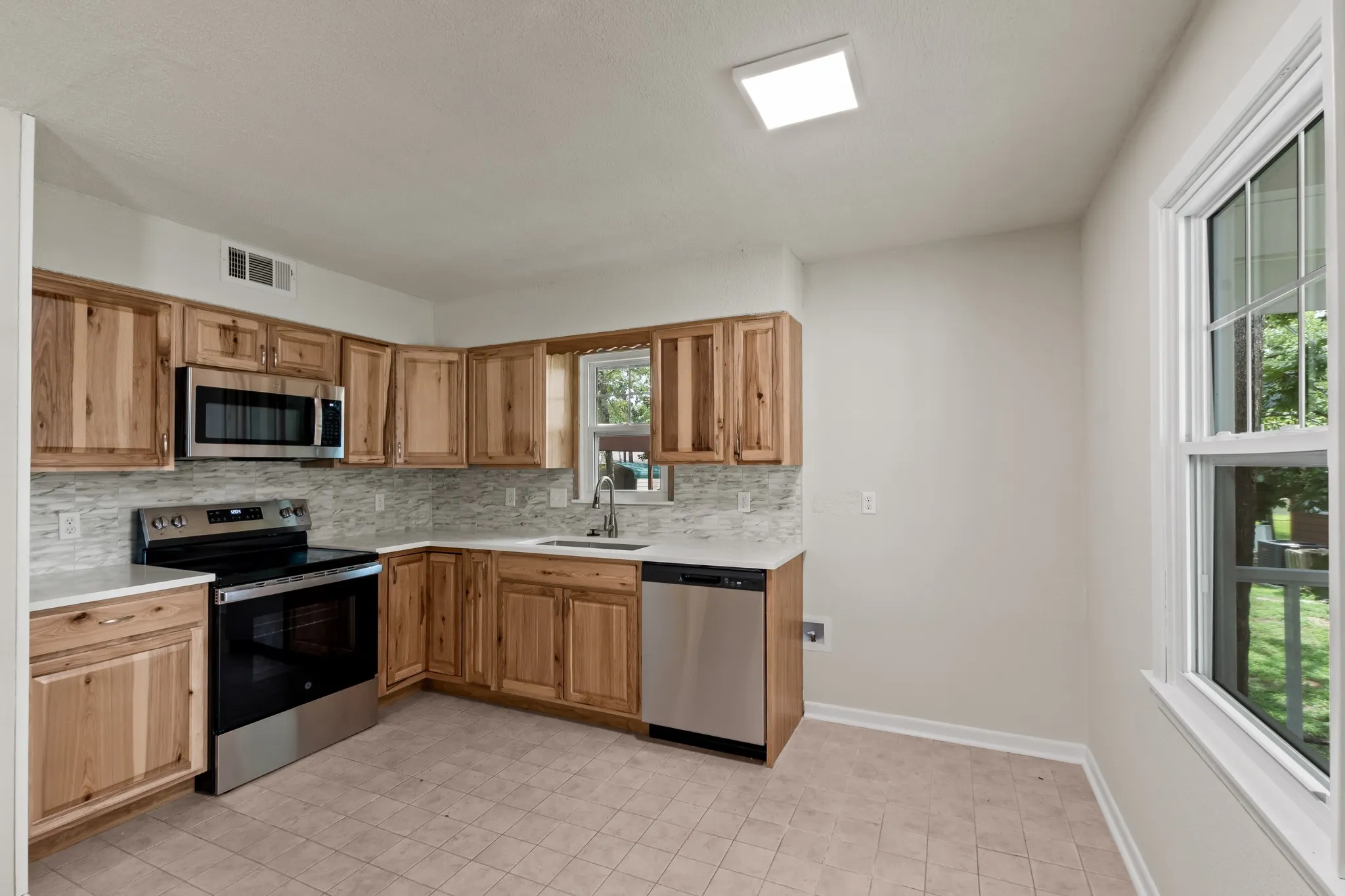 Single Family Residence For Sale in Henderson County , 178 Indian Gap Drive, Mabank, Texas 75156, 2 Bedroom, 1 Bathroom, Garage spaces, 1,104 Sqft, built in 1985, mls#21327206, Real Estate Agent in Mabank, Homes For Sale in Henderson county, Homes For Sale in Mabank, Realtor in Mabank Texas, Real Estate Brokerage Independent Realty Texas, Luminita Cordes Realtor