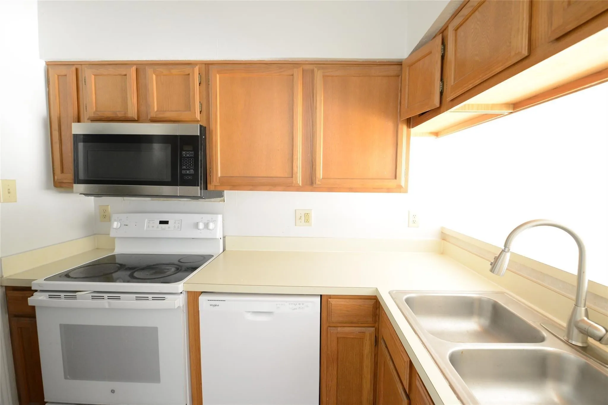 Apartment For Sale in Tarrant County , 501 Arbor Creek Drive, Euless, Texas 76039, 1 Bedroom, 2 Bathrooms, Garage spaces, 0 Sqft, built in 1985, Price $2,575,000, mls#21334170, Real Estate Agent in Euless, Homes For Sale in Tarrant county, Homes For Sale in Euless, Realtor in Euless Texas, Real Estate Brokerage Independent Realty Texas, Luminita Cordes Realtor