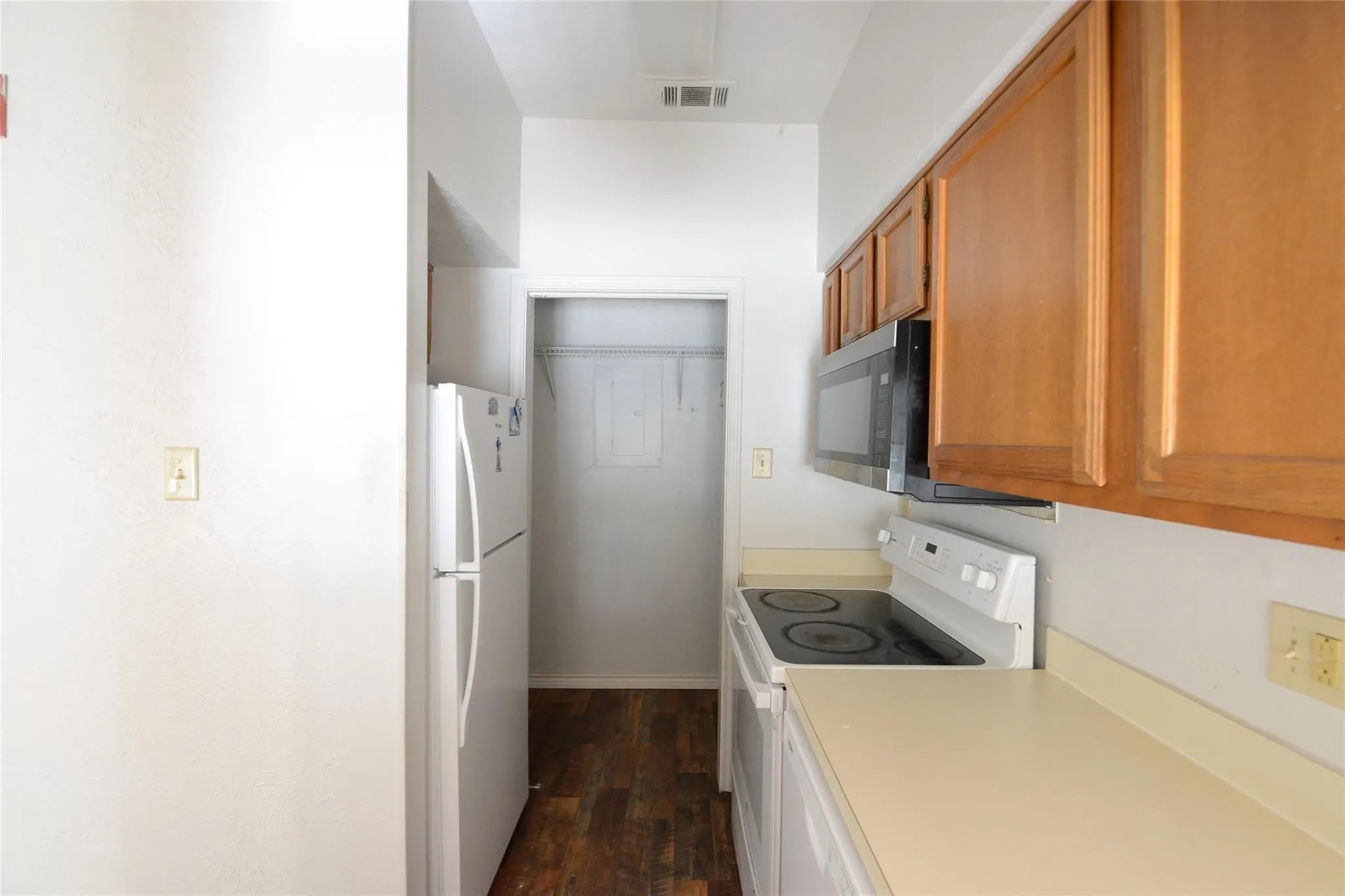 Apartment For Sale in Tarrant County , 501 Arbor Creek Drive, Euless, Texas 76039, 1 Bedroom, 2 Bathrooms, Garage spaces, 0 Sqft, built in 1985, Price $2,575,000, mls#21334170, Real Estate Agent in Euless, Homes For Sale in Tarrant county, Homes For Sale in Euless, Realtor in Euless Texas, Real Estate Brokerage Independent Realty Texas, Luminita Cordes Realtor
