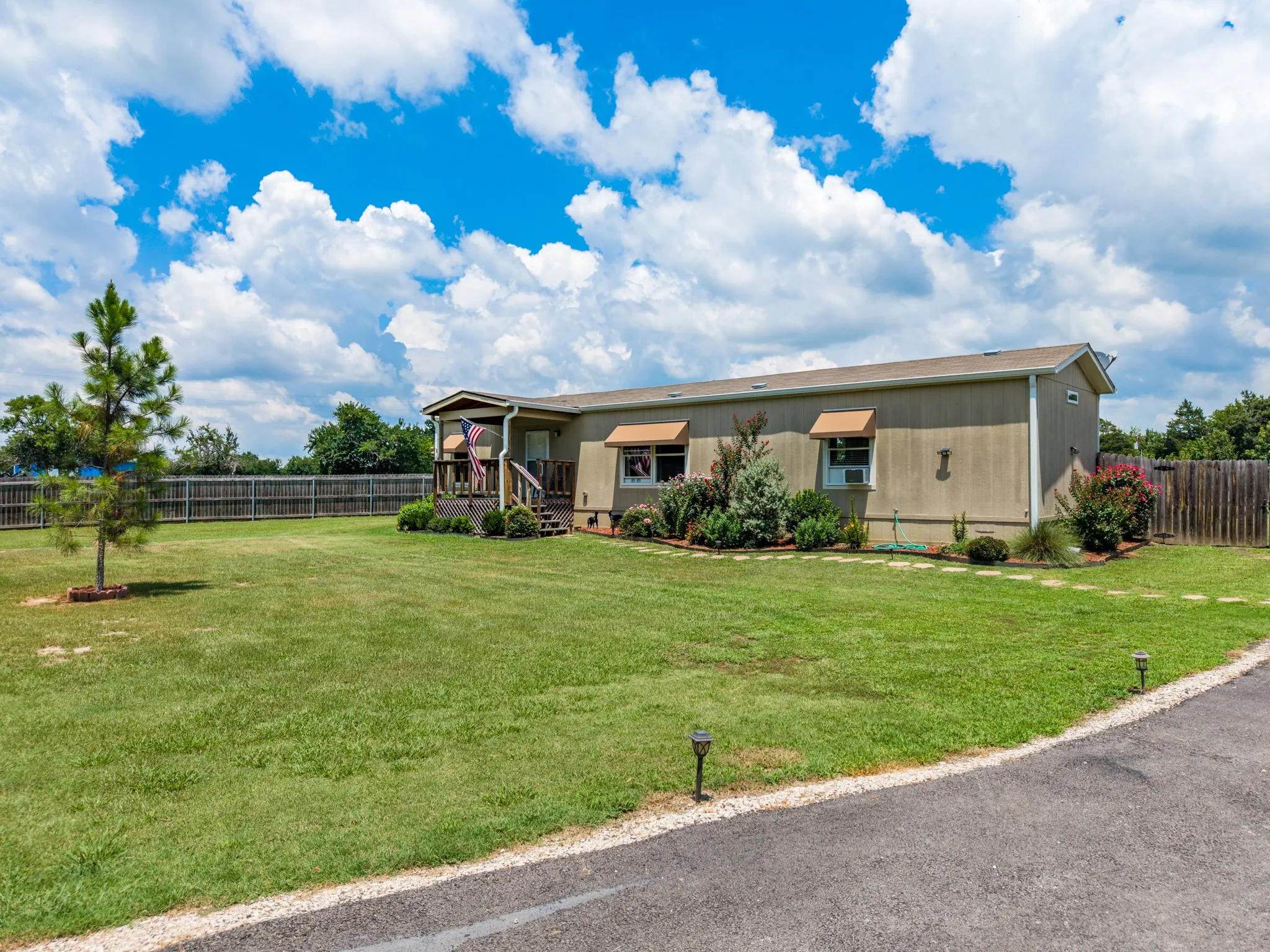Manufactured Home For Sale in Hunt County , 4450 County Road 3110, Campbell, Texas 75422, 2 Bedroom, 2 Bathroom, 4 Garage spaces, 960 Sqft, built in 2021, mls#21332548, Real Estate Agent in Campbell, Homes For Sale in Hunt county, Homes For Sale in Campbell, Realtor in Campbell Texas, Real Estate Brokerage Independent Realty Texas, Luminita Cordes Realtor