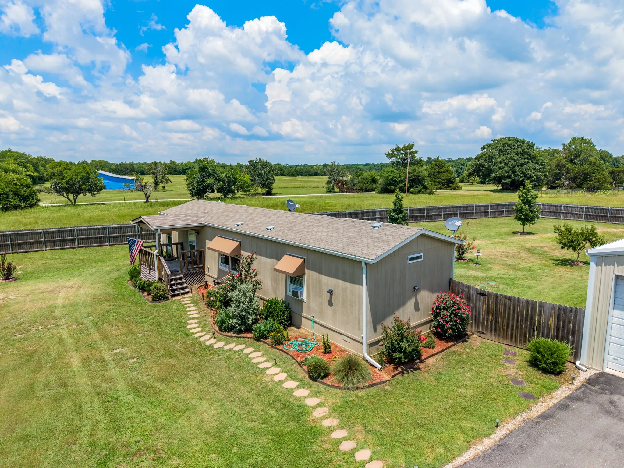 Manufactured Home For Sale in Hunt County , 4450 County Road 3110, Campbell, Texas 75422, 2 Bedroom, 2 Bathroom, 4 Garage spaces, 960 Sqft, built in 2021, mls#21332548, Real Estate Agent in Campbell, Homes For Sale in Hunt county, Homes For Sale in Campbell, Realtor in Campbell Texas, Real Estate Brokerage Independent Realty Texas, Luminita Cordes Realtor