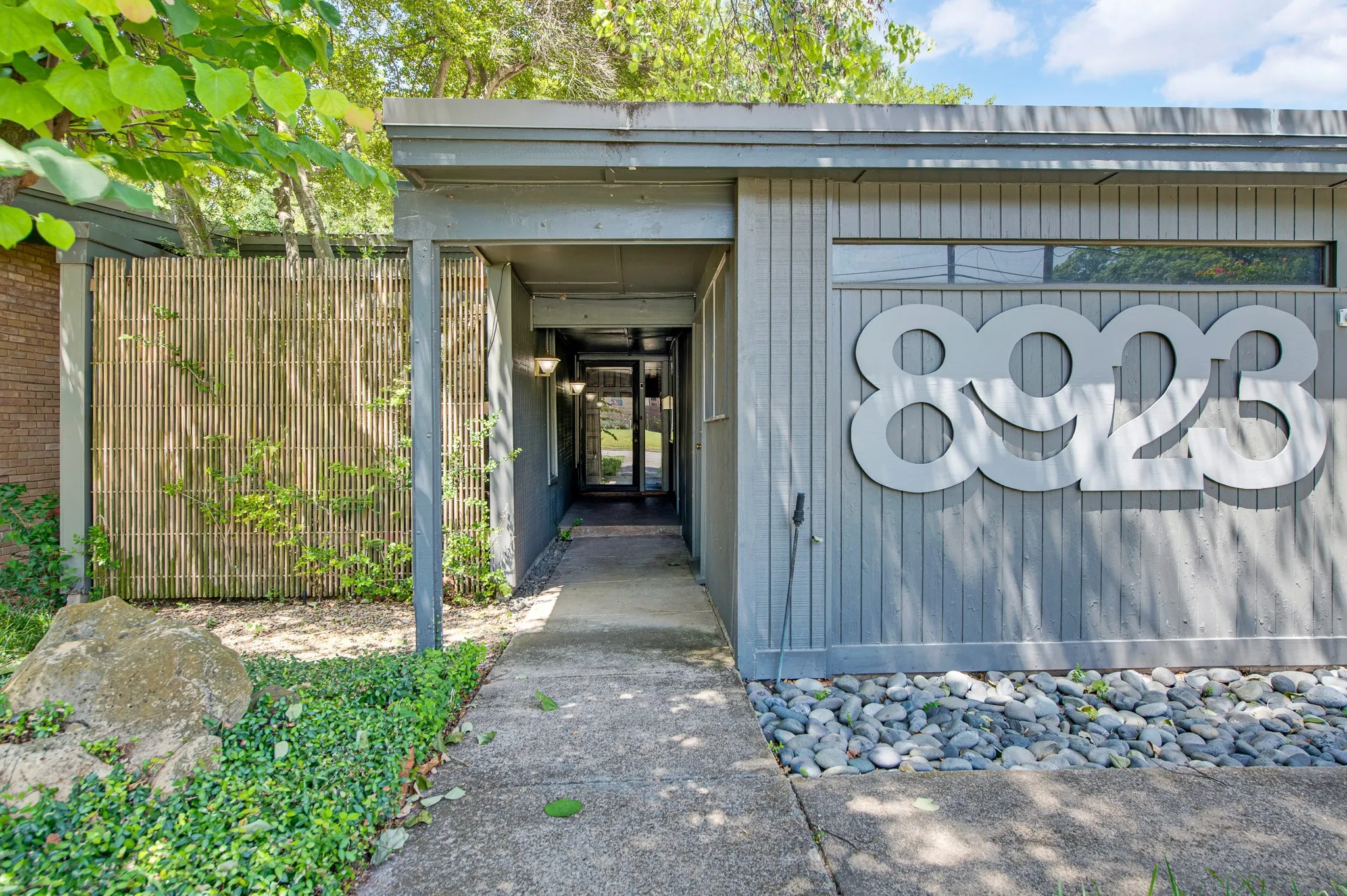 Single Family Residence For Sale in Dallas County , 8923 Rolling Rock Lane, Dallas, Texas 75238, 3 Bedroom, 2 Bathroom, 3 Garage spaces, 1,688 Sqft, built in 1956, mls#21333263, Real Estate Agent in Dallas, Homes For Sale in Dallas county, Homes For Sale in Dallas, Realtor in Dallas Texas, Real Estate Brokerage Independent Realty Texas, Luminita Cordes Realtor