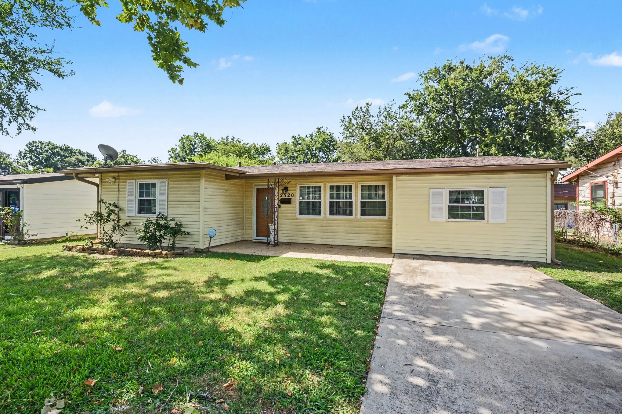 Single Family Residence For Sale in Dallas County , 2520 Collingwood Drive, Farmers Branch, Texas 75234, 2 Bedroom, 2 Bathroom, Garage spaces, 1,447 Sqft, built in 1955, Price $280,000, mls#21318439, Real Estate Agent in Farmers Branch, Homes For Sale in Dallas county, Homes For Sale in Farmers Branch, Realtor in Farmers Branch Texas, Real Estate Brokerage Independent Realty Texas, Luminita Cordes Realtor