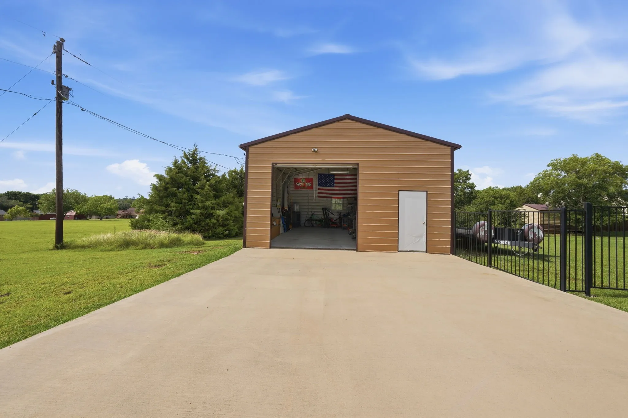 Single Family Residence For Sale in Grayson County , 11 Lopez Drive, Sherman, Texas 75090, 3 Bedroom, 2 Bathroom, 2 Garage spaces, 2,246 Sqft, built in 2005, mls#21329700, Real Estate Agent in Sherman, Homes For Sale in Grayson county, Homes For Sale in Sherman, Realtor in Sherman Texas, Real Estate Brokerage Independent Realty Texas, Luminita Cordes Realtor