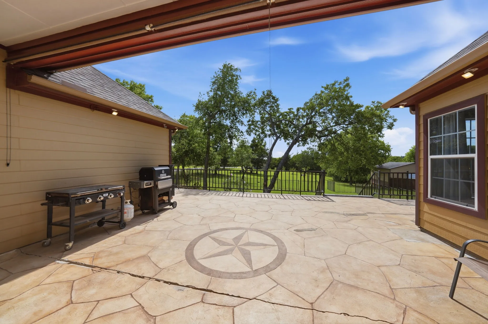 Single Family Residence For Sale in Grayson County , 11 Lopez Drive, Sherman, Texas 75090, 3 Bedroom, 2 Bathroom, 2 Garage spaces, 2,246 Sqft, built in 2005, mls#21329700, Real Estate Agent in Sherman, Homes For Sale in Grayson county, Homes For Sale in Sherman, Realtor in Sherman Texas, Real Estate Brokerage Independent Realty Texas, Luminita Cordes Realtor