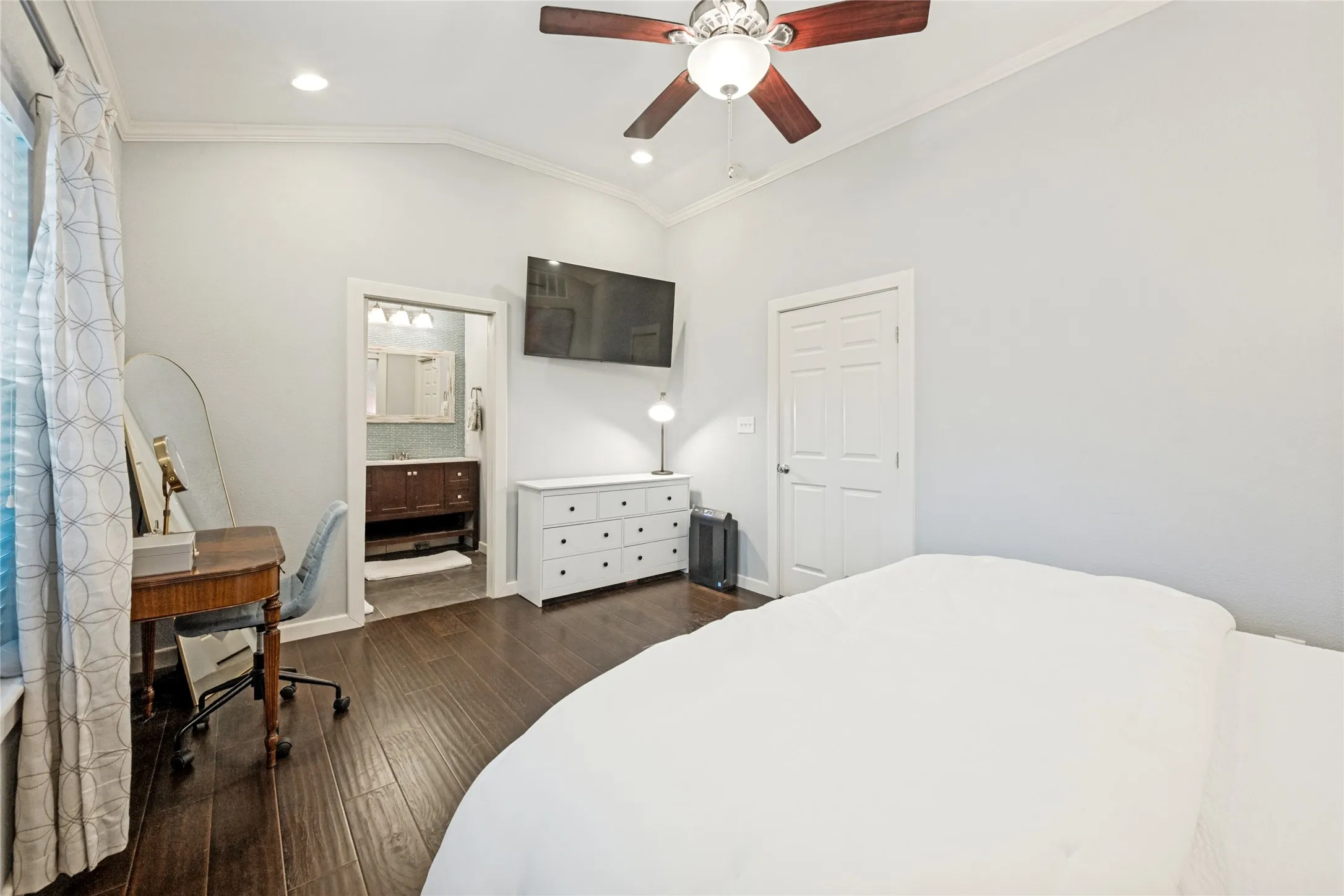 Single Family Residence For Sale in Tarrant County , 4837 Birchman Avenue, Fort Worth, Texas 76107, 3 Bedroom, 2 Bathroom, Garage spaces, 1,632 Sqft, built in 1920, mls#21331785, Real Estate Agent in Fort Worth, Homes For Sale in Tarrant county, Homes For Sale in Fort Worth, Realtor in Fort Worth Texas, Real Estate Brokerage Independent Realty Texas, Luminita Cordes Realtor