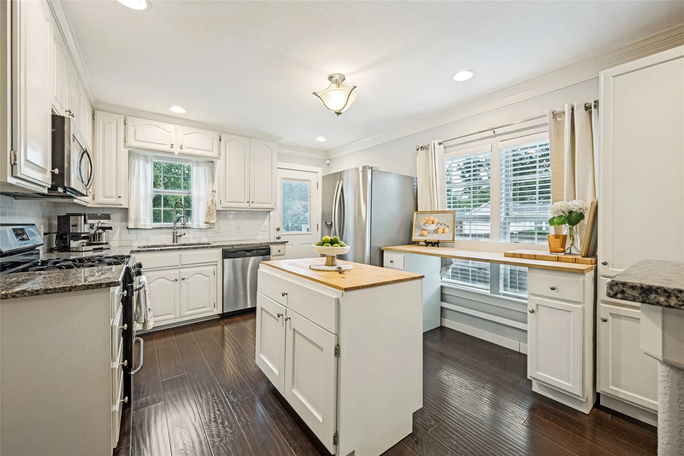 Single Family Residence For Sale in Tarrant County , 4837 Birchman Avenue, Fort Worth, Texas 76107, 3 Bedroom, 2 Bathroom, Garage spaces, 1,632 Sqft, built in 1920, mls#21331785, Real Estate Agent in Fort Worth, Homes For Sale in Tarrant county, Homes For Sale in Fort Worth, Realtor in Fort Worth Texas, Real Estate Brokerage Independent Realty Texas, Luminita Cordes Realtor