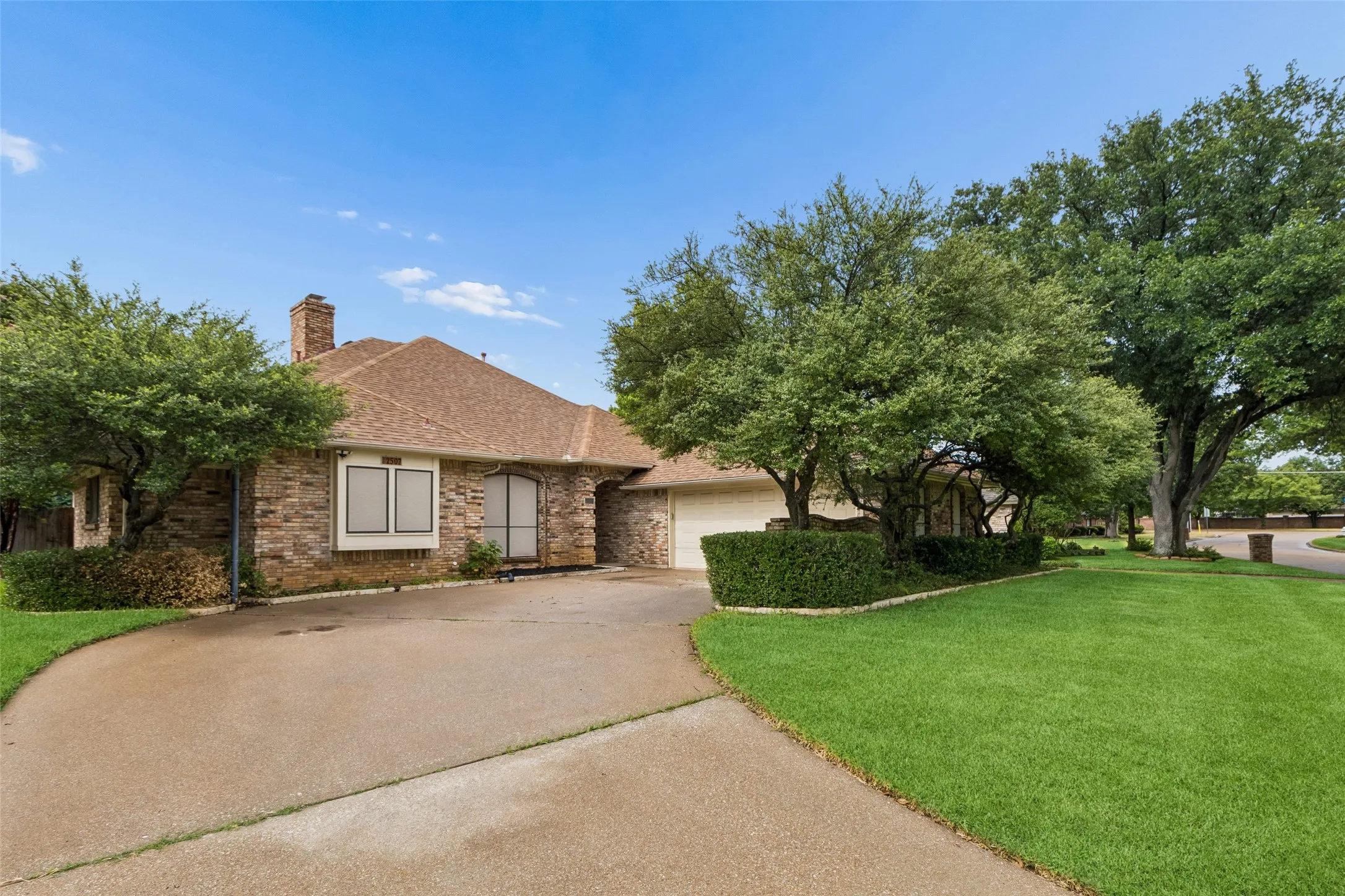 Single Family Residence For Sale in Tarrant County , 2507 Mandy Way, Arlington, Texas 76017, 4 Bedroom, 3 Bathroom, 2 Garage spaces, 2,764 Sqft, built in 1985, mls#21327979, Real Estate Agent in Arlington, Homes For Sale in Tarrant county, Homes For Sale in Arlington, Realtor in Arlington Texas, Real Estate Brokerage Independent Realty Texas, Luminita Cordes Realtor