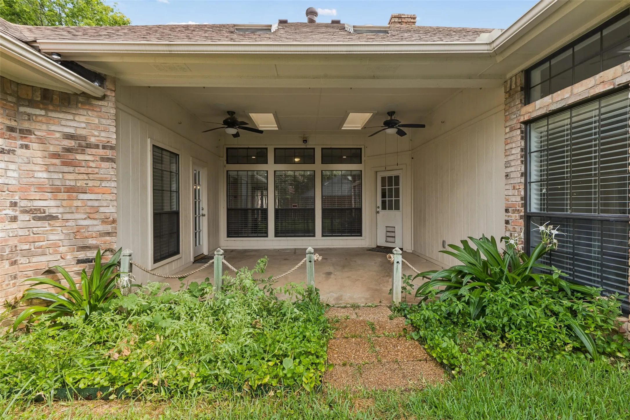 Single Family Residence For Sale in Tarrant County , 2507 Mandy Way, Arlington, Texas 76017, 4 Bedroom, 3 Bathroom, 2 Garage spaces, 2,764 Sqft, built in 1985, mls#21327979, Real Estate Agent in Arlington, Homes For Sale in Tarrant county, Homes For Sale in Arlington, Realtor in Arlington Texas, Real Estate Brokerage Independent Realty Texas, Luminita Cordes Realtor