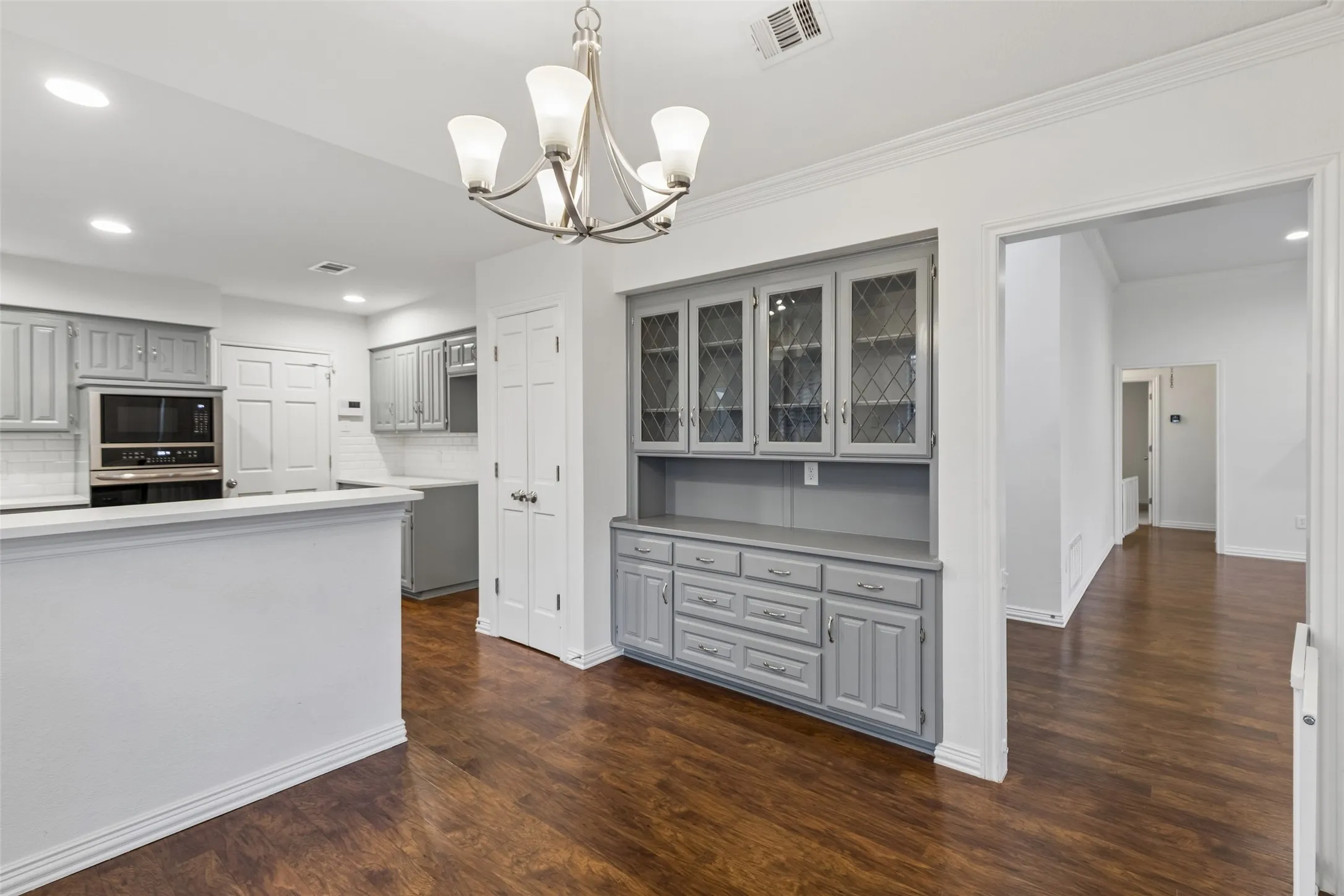 Single Family Residence For Sale in Tarrant County , 2507 Mandy Way, Arlington, Texas 76017, 4 Bedroom, 3 Bathroom, 2 Garage spaces, 2,764 Sqft, built in 1985, mls#21327979, Real Estate Agent in Arlington, Homes For Sale in Tarrant county, Homes For Sale in Arlington, Realtor in Arlington Texas, Real Estate Brokerage Independent Realty Texas, Luminita Cordes Realtor